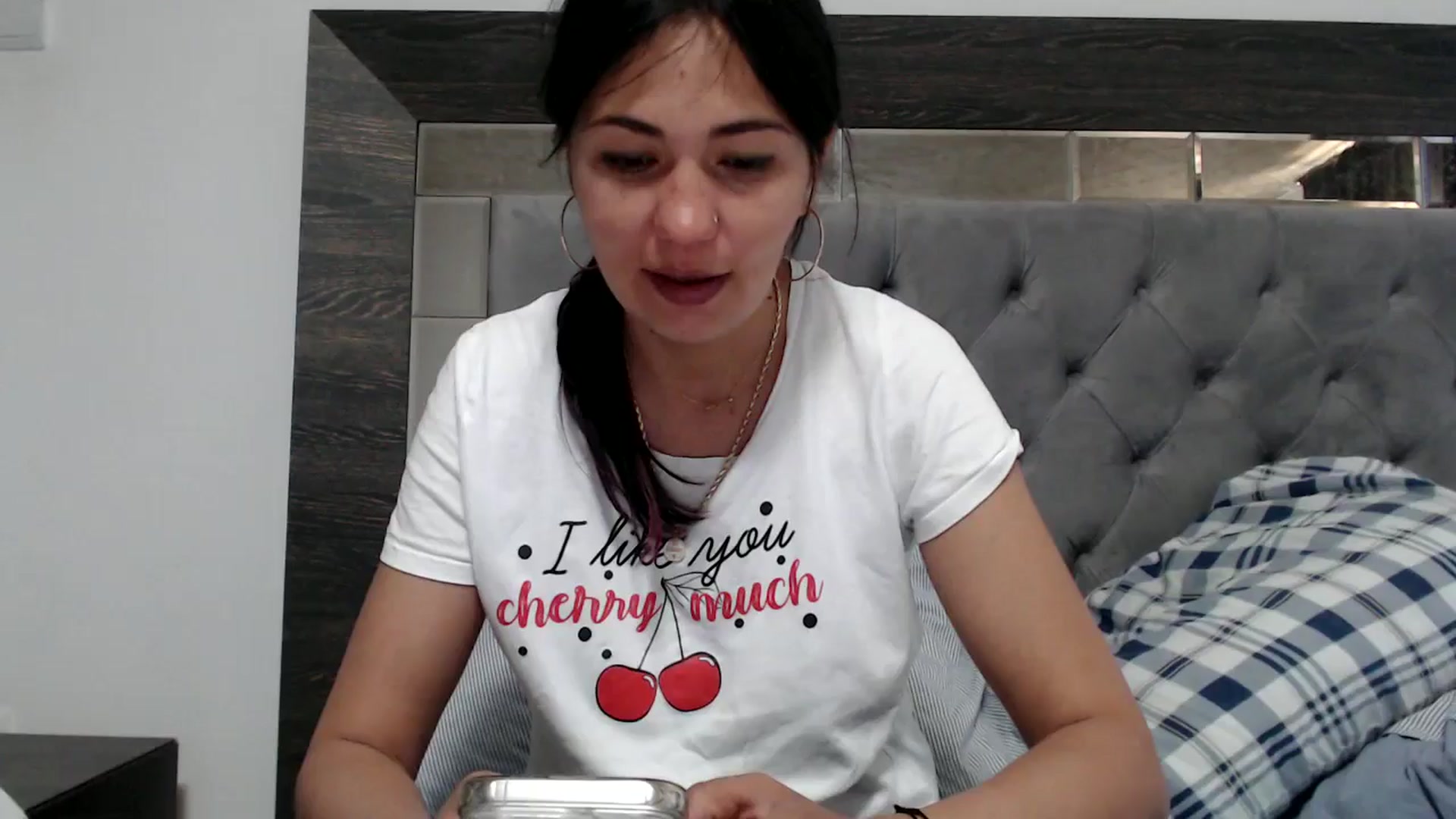 Gallery image thumbnail from YourLuvDee's myfreecams stream on, 05/19/2025, 10:49 image 18 of 20
