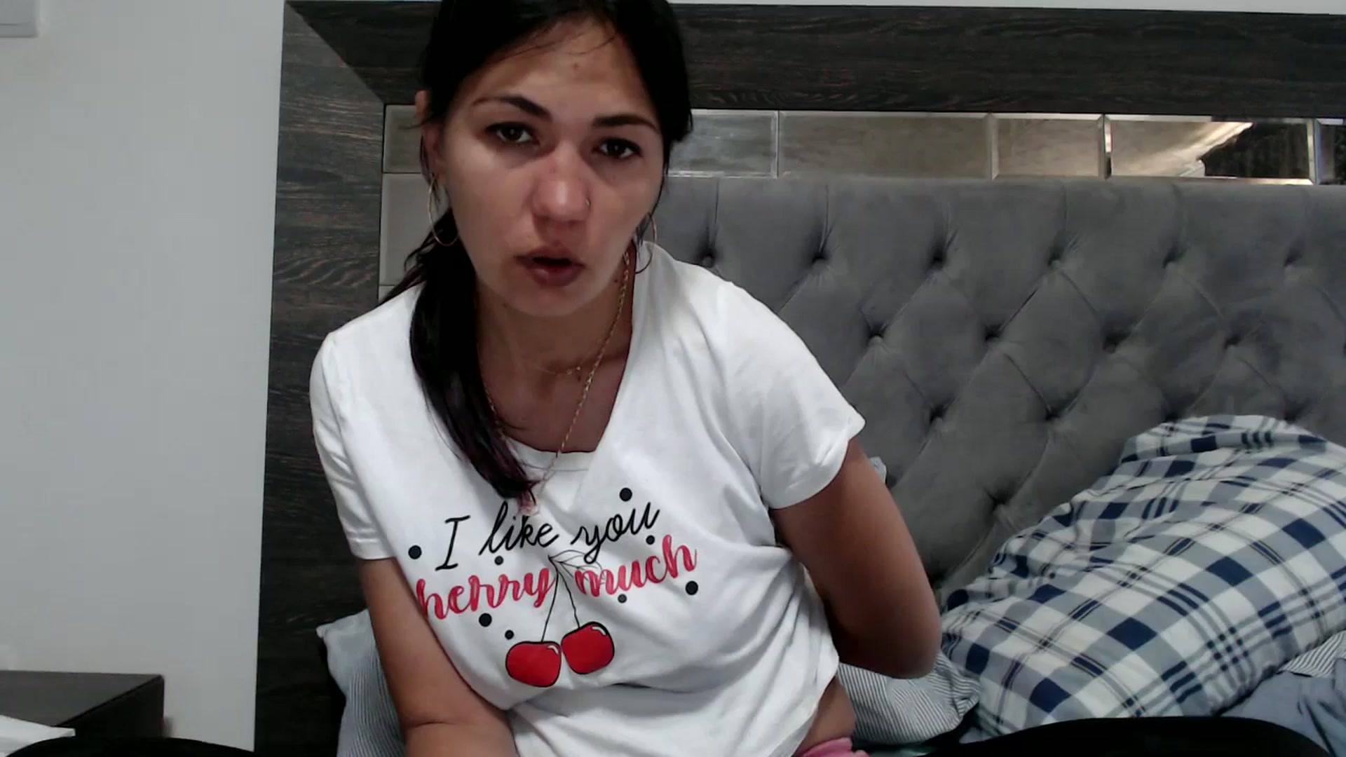 Gallery image thumbnail from YourLuvDee's myfreecams stream on, 05/19/2025, 10:49 image 7 of 20
