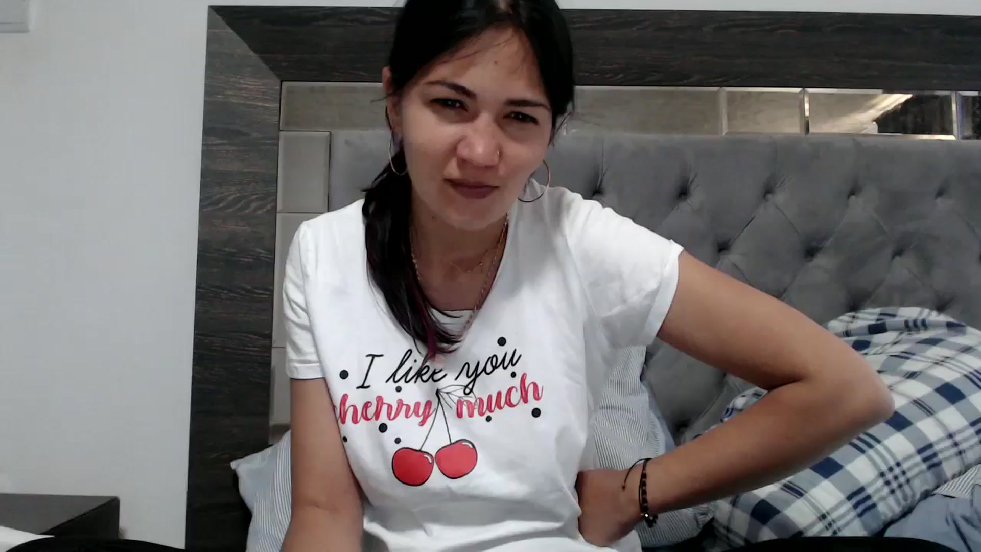 Gallery image thumbnail from YourLuvDee's myfreecams stream on, 05/19/2025, 10:49 image 13 of 20