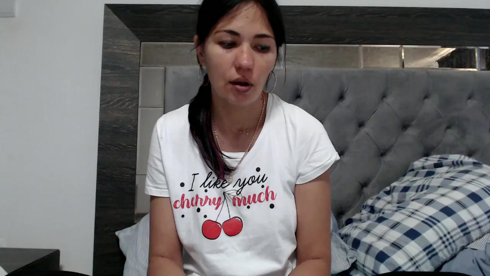 Gallery image thumbnail from YourLuvDee's myfreecams stream on, 05/19/2025, 10:49 image 19 of 20