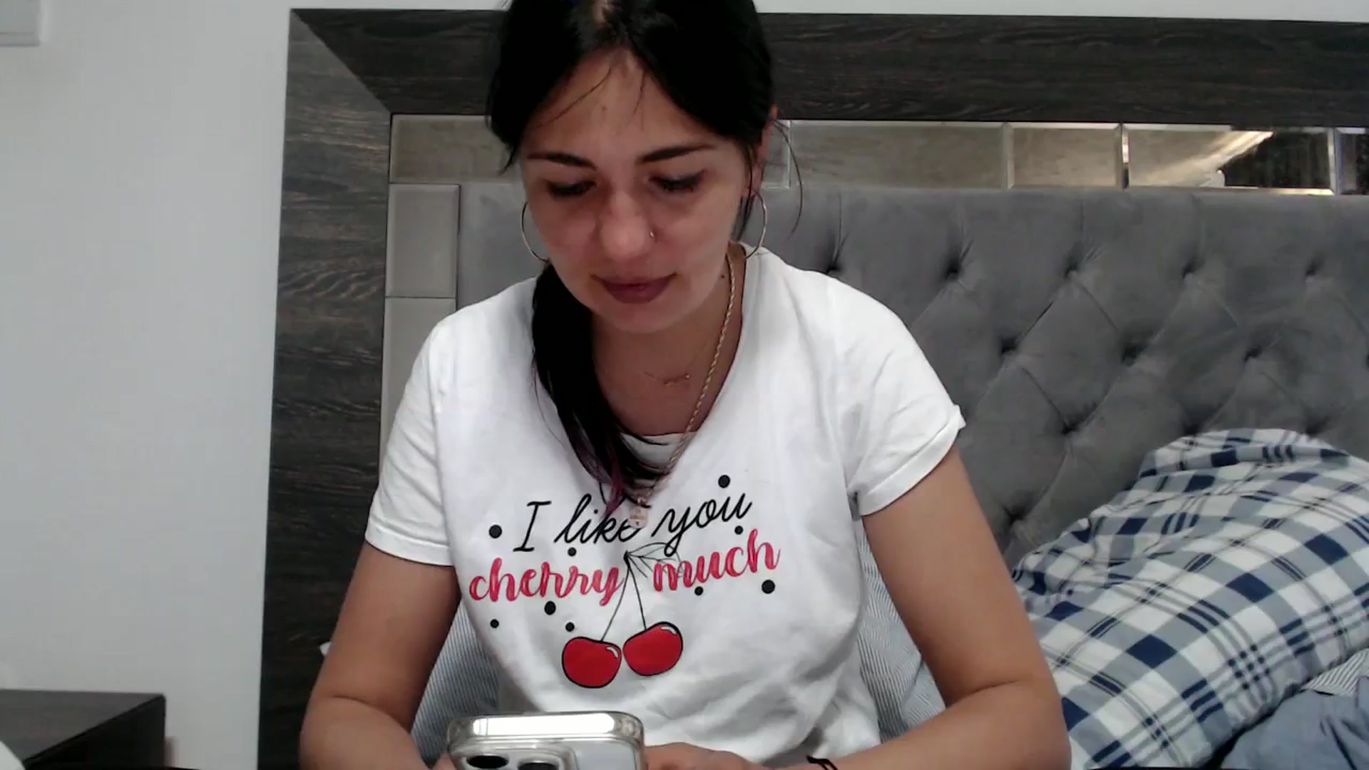 Gallery image thumbnail from YourLuvDee's myfreecams stream on, 05/19/2025, 10:49 image 17 of 20