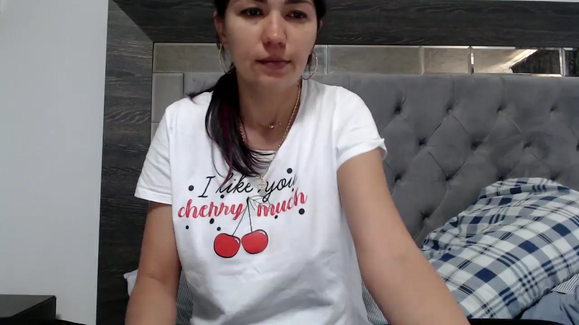 Gallery image thumbnail from YourLuvDee's myfreecams stream on, 05/19/2025, 10:49 image 1 of 20