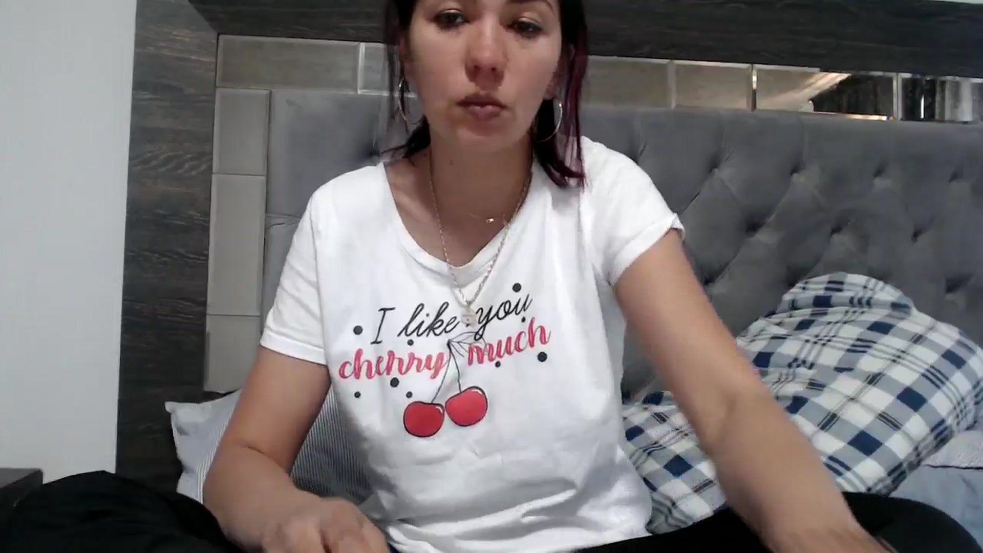 Gallery image thumbnail from YourLuvDee's myfreecams stream on, 05/19/2025, 11:30 image 14 of 20