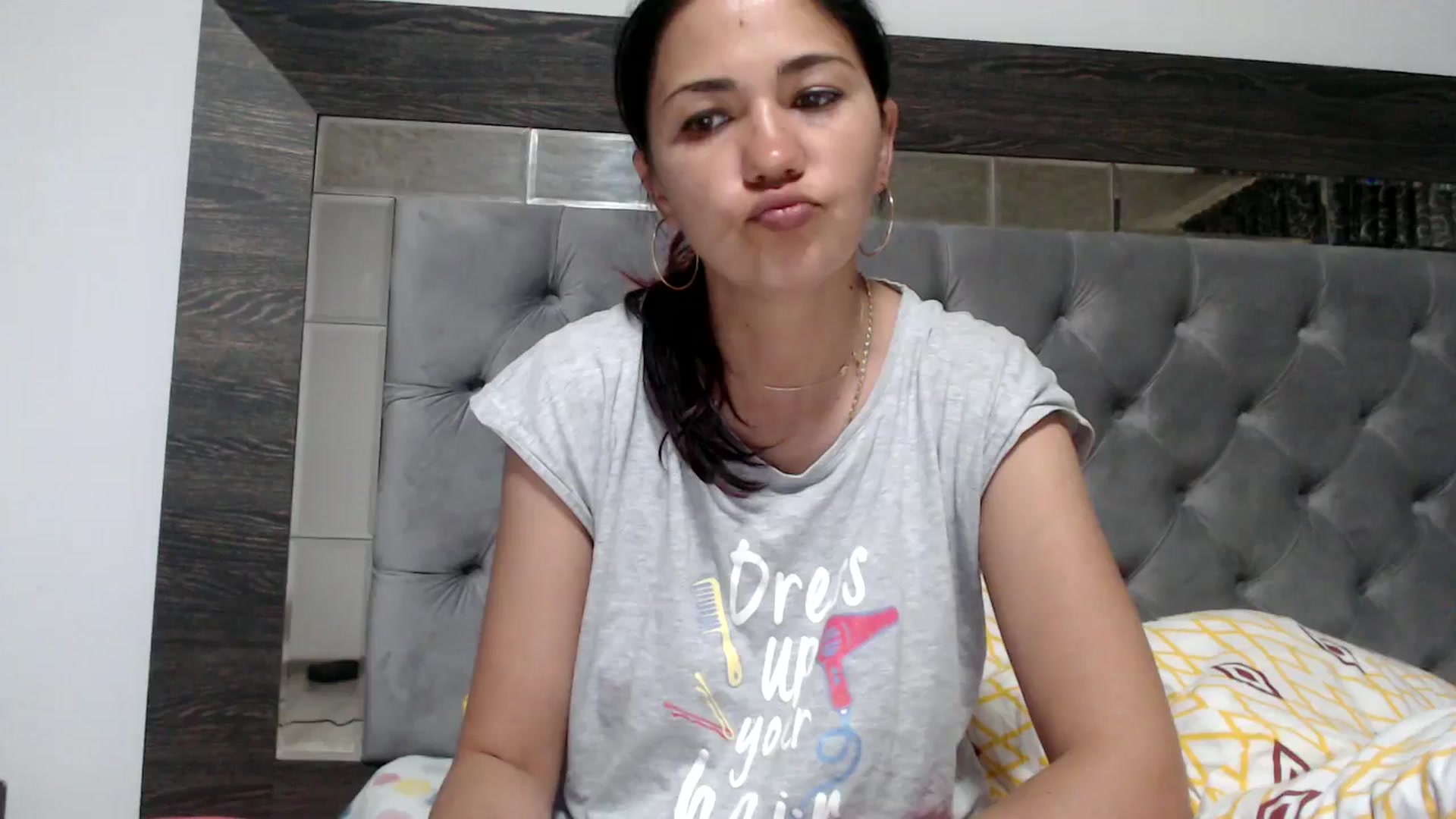 Gallery image thumbnail from YourLuvDee's myfreecams stream on, 05/25/2025, 15:37 image 7 of 20