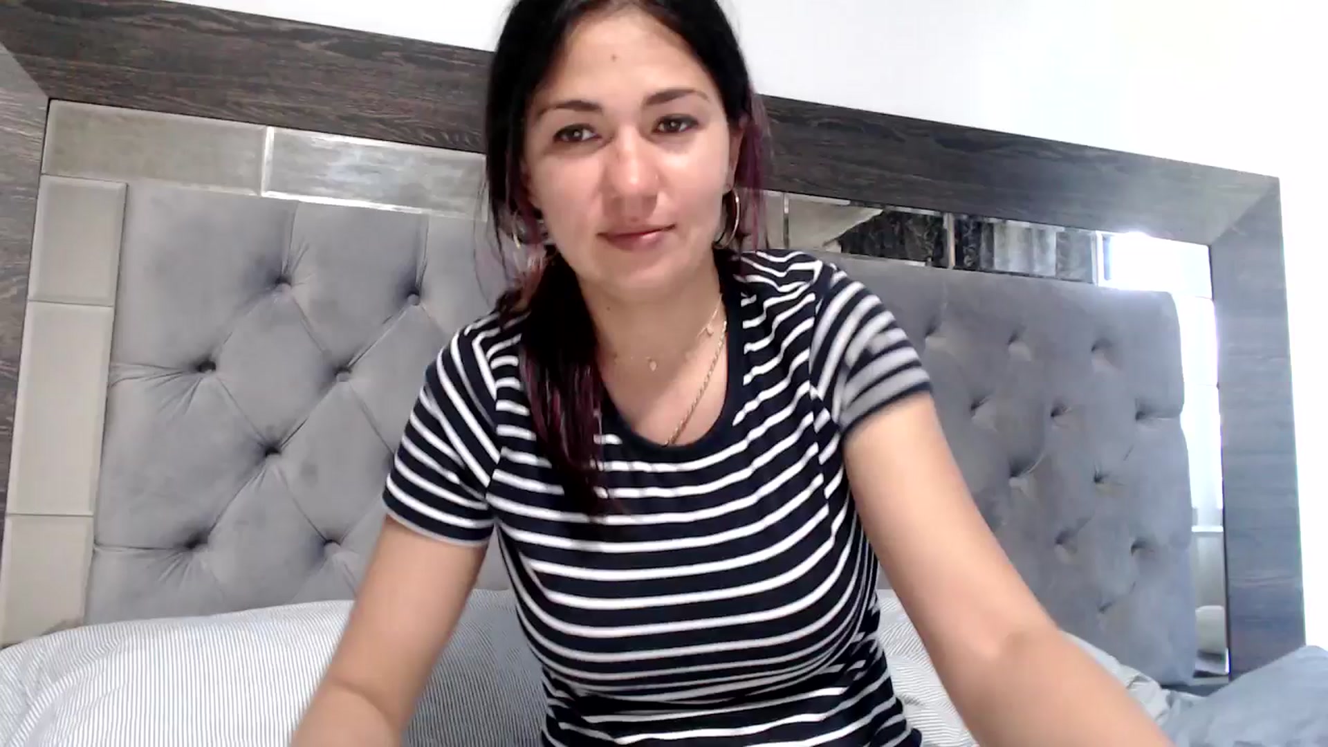 Gallery image thumbnail from YourLuvDee's myfreecams stream on, 05/31/2025, 15:29 image 2 of 20