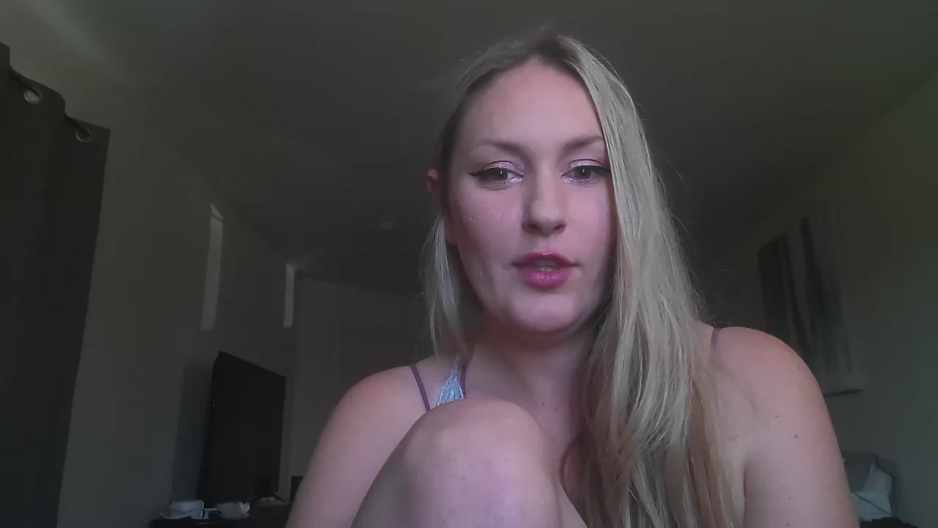 Gallery image thumbnail from YourMilfxoxo's myfreecams stream on, 11/17/2022, 18:35 image 14 of 20