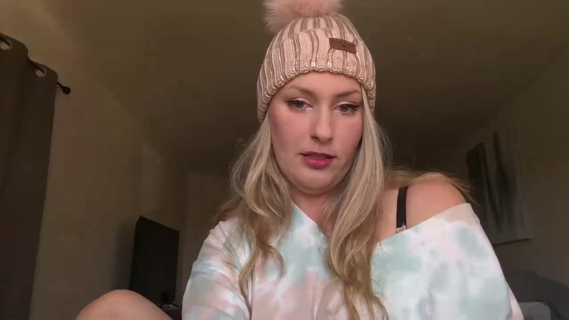Gallery image thumbnail from YourMilfxoxo's myfreecams stream on, 11/19/2022, 18:24 image 10 of 20