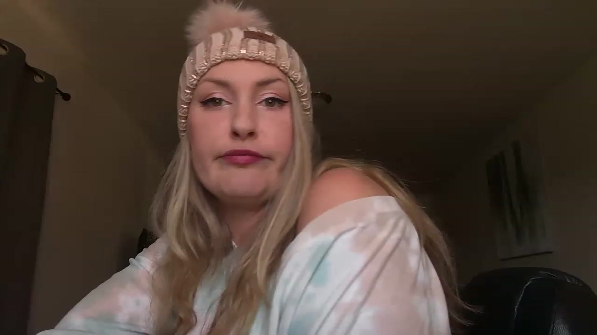 Gallery image thumbnail from YourMilfxoxo's myfreecams stream on, 11/19/2022, 18:24 image 12 of 20