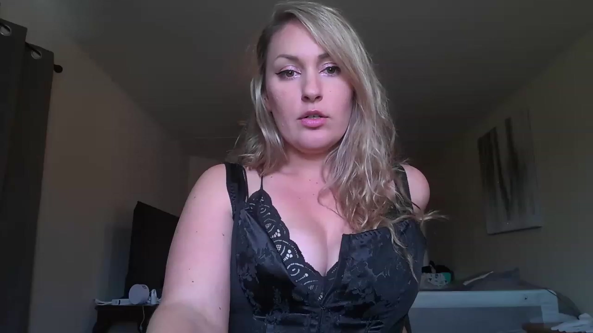 Gallery image thumbnail from YourMilfxoxo's myfreecams stream on, 11/21/2022, 19:45 image 14 of 20