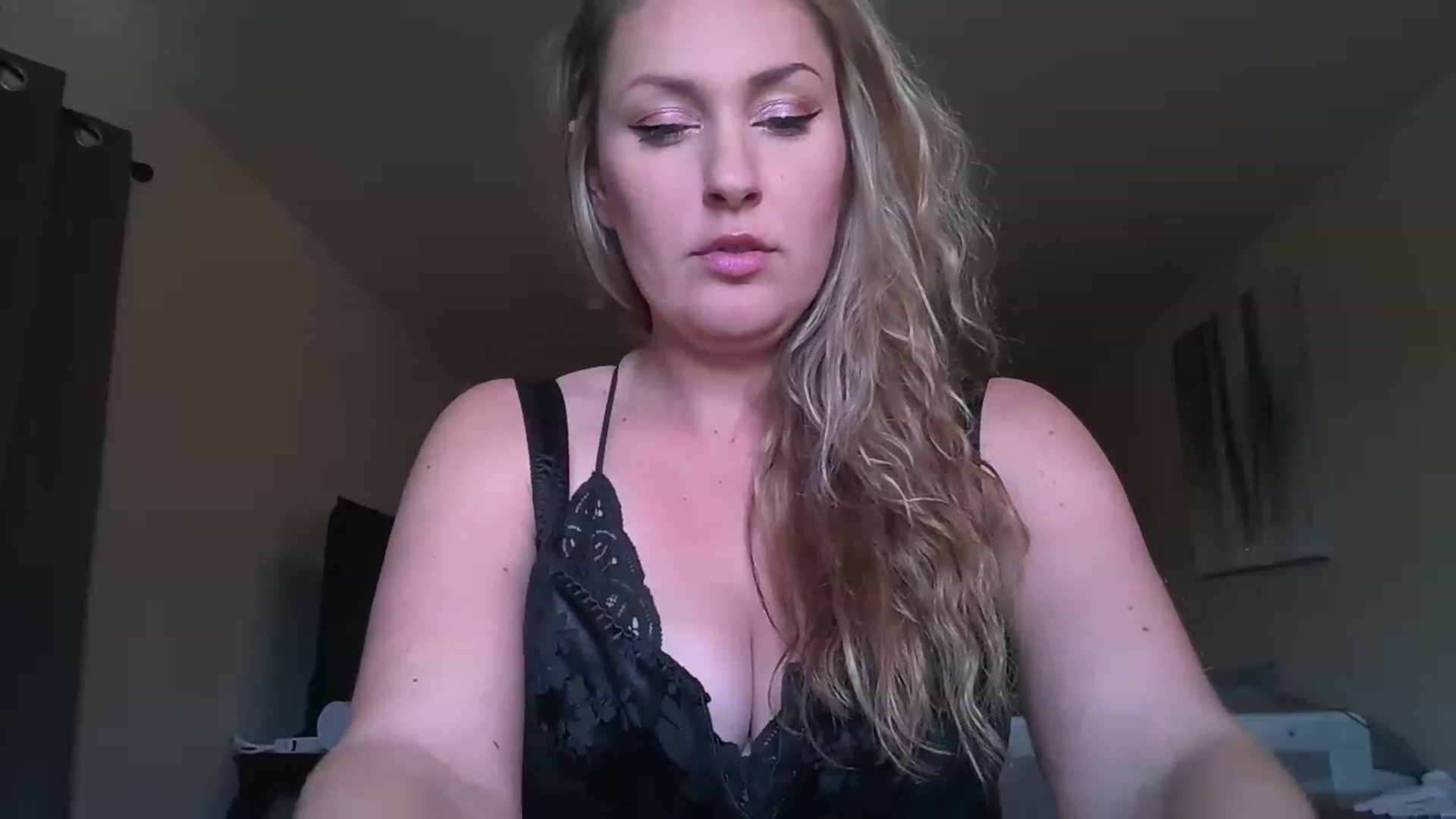 Gallery image thumbnail from YourMilfxoxo's myfreecams stream on, 11/21/2022, 19:45 image 16 of 20