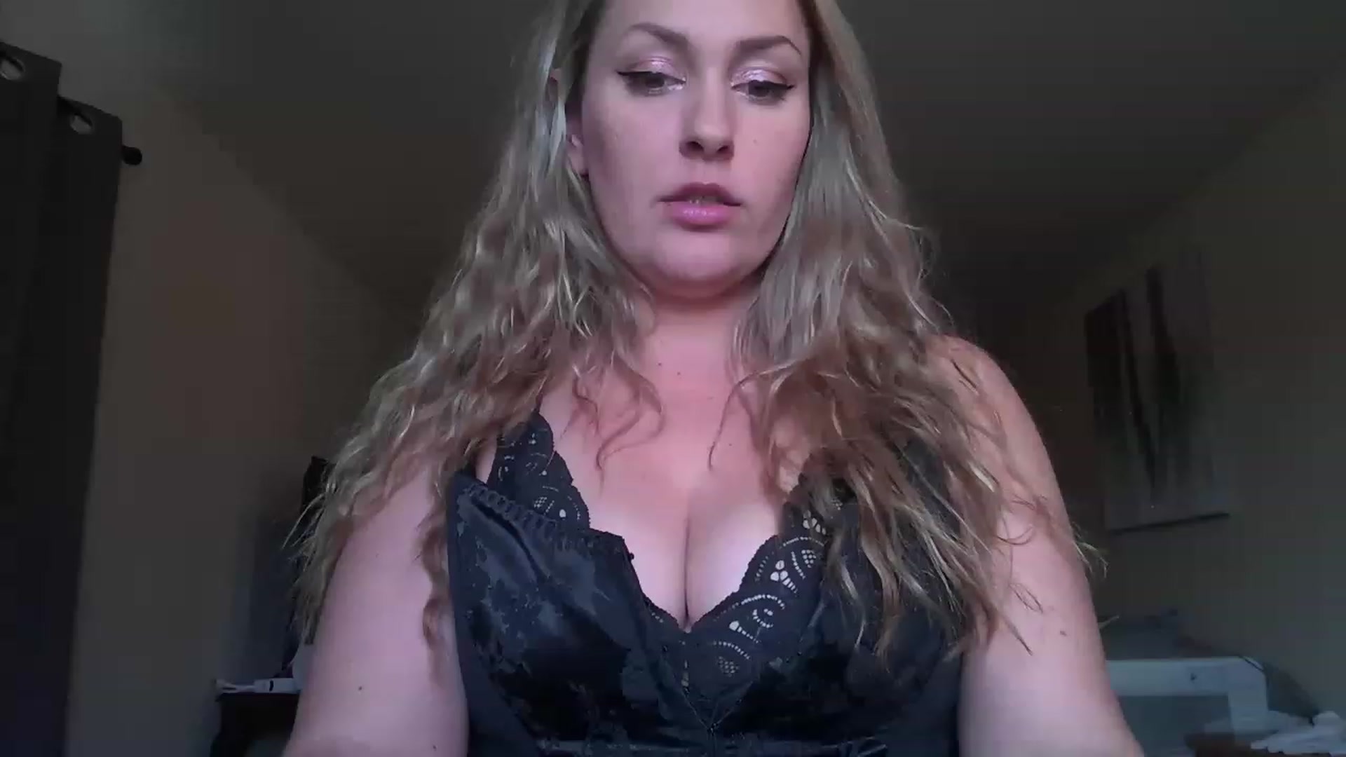 Gallery image thumbnail from YourMilfxoxo's myfreecams stream on, 11/21/2022, 19:45 image 5 of 20