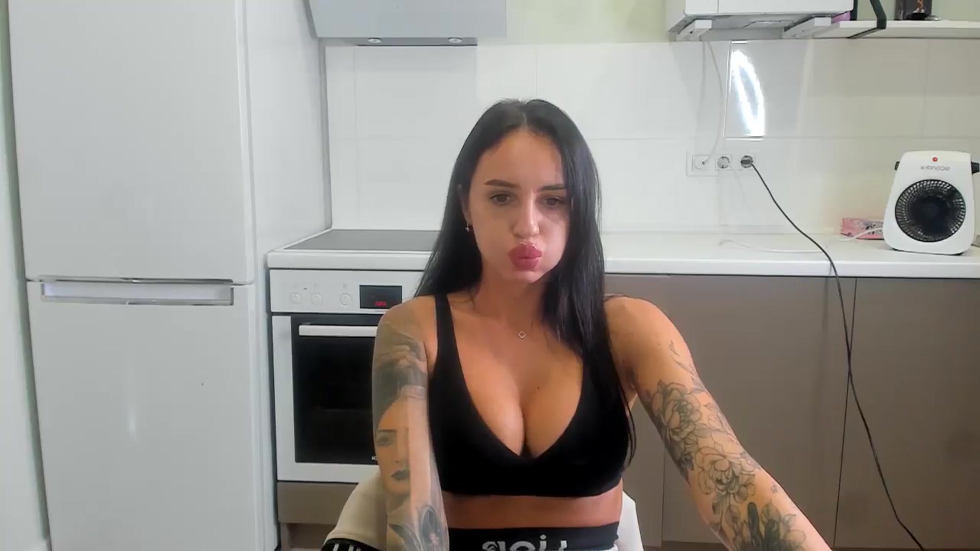 Gallery image thumbnail from YourMissMasha's myfreecams stream on, 10/18/2025, 13:01 image 7 of 20
