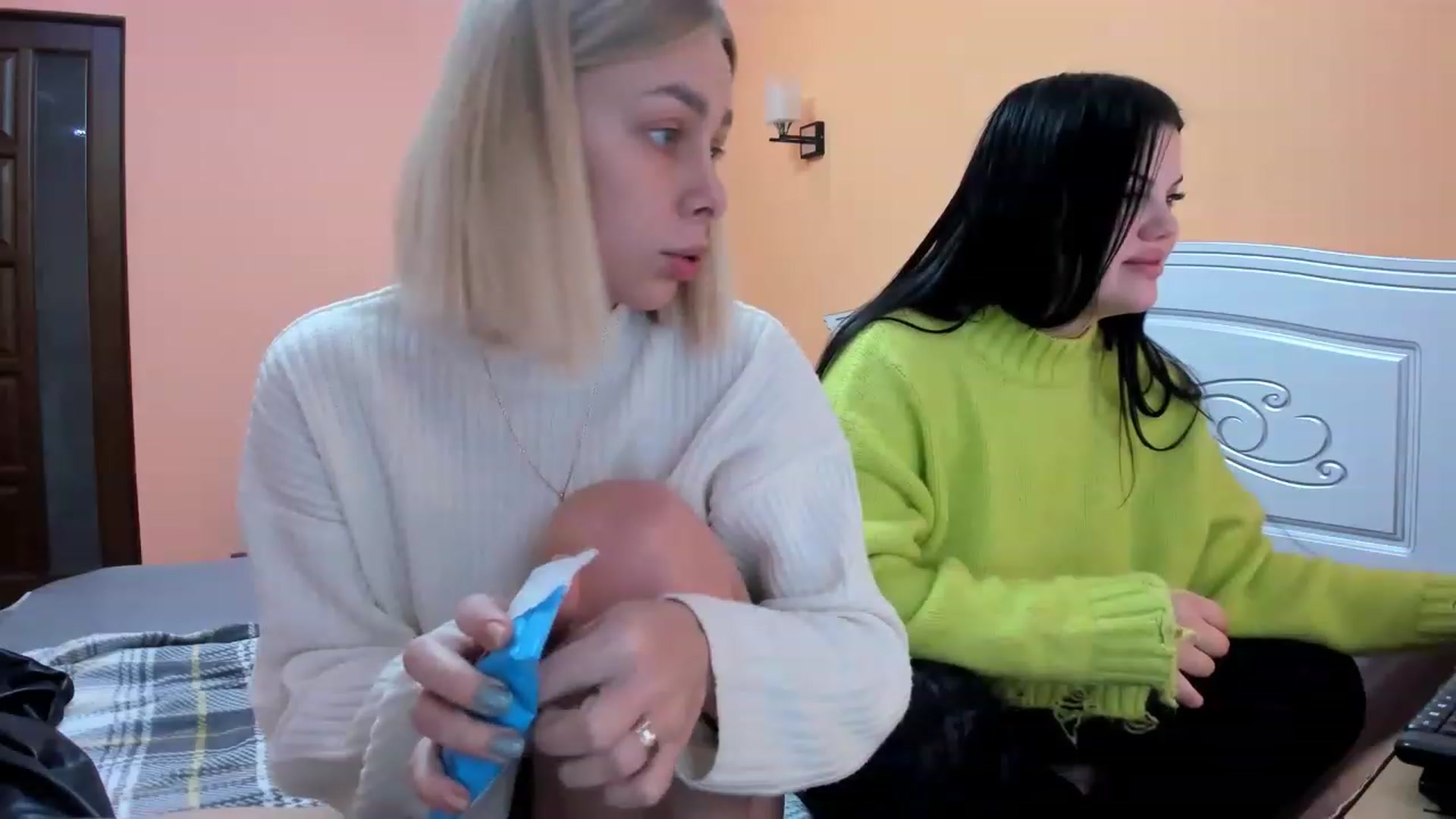Gallery image thumbnail from YourPupsik's myfreecams stream on, 12/30/2022, 10:20 image 18 of 20