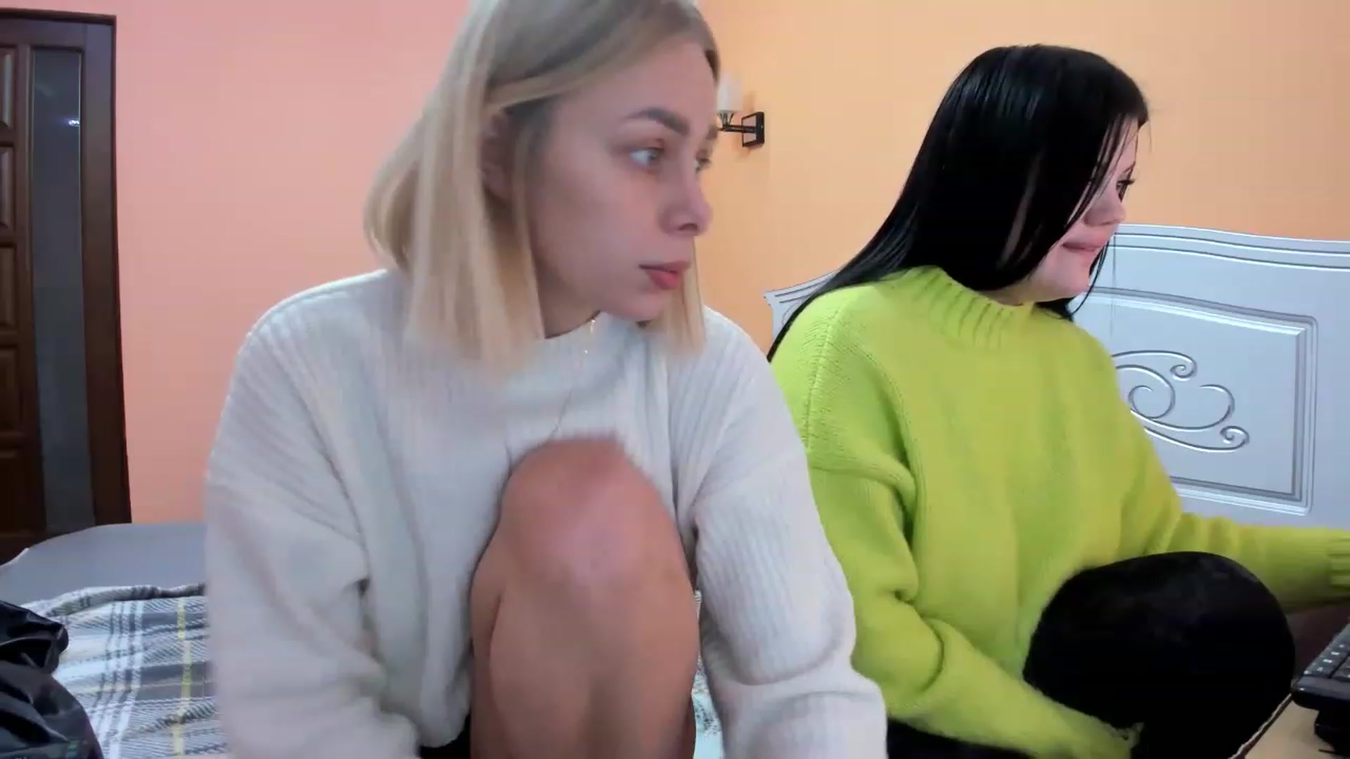 Gallery image thumbnail from YourPupsik's myfreecams stream on, 12/30/2022, 10:20 image 10 of 20