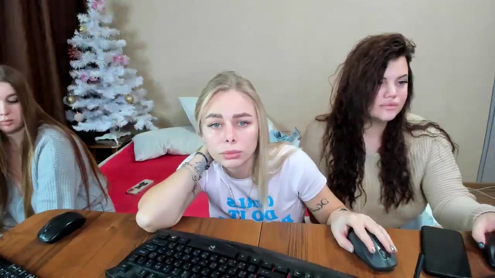 Gallery image thumbnail from YourPupsik's myfreecams stream on, 12/28/2023, 11:27 image 11 of 20