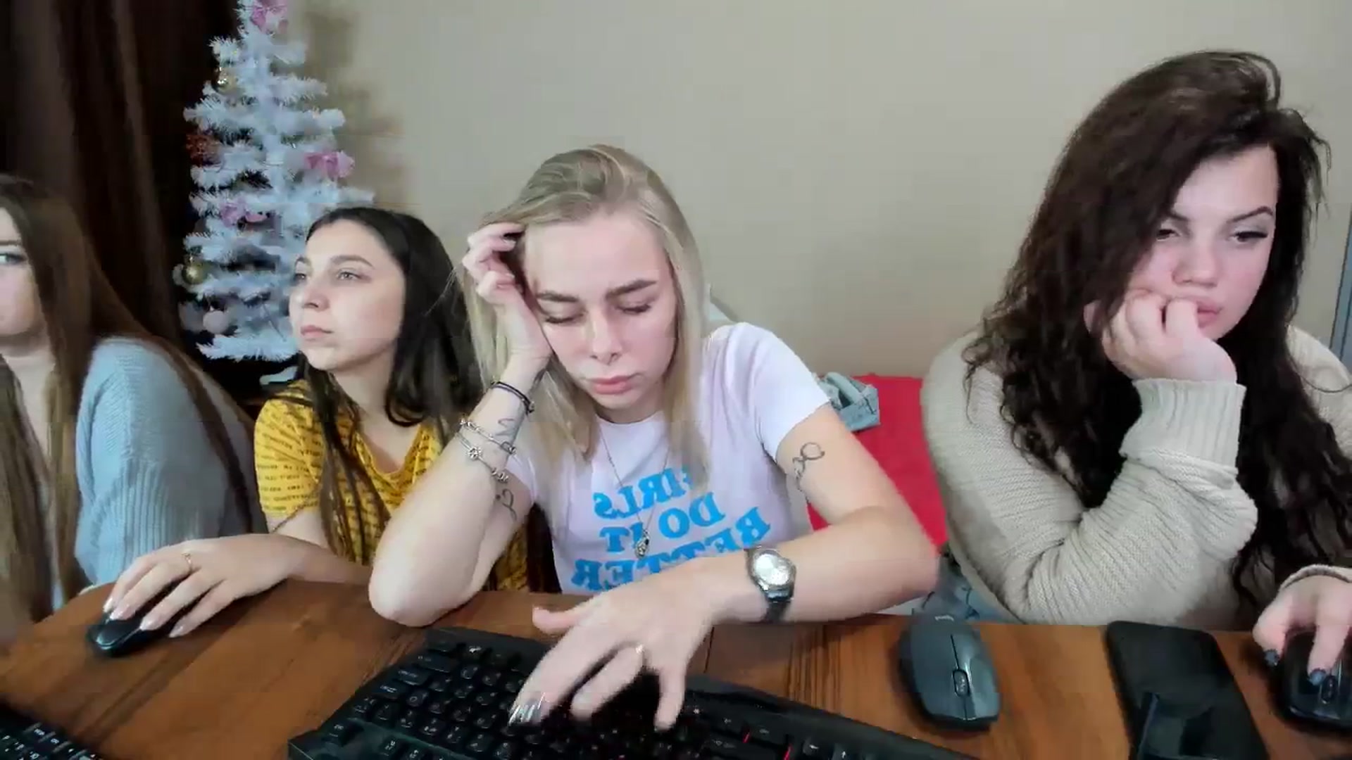 Gallery image thumbnail from YourPupsik's myfreecams stream on, 12/28/2023, 11:27 image 8 of 20