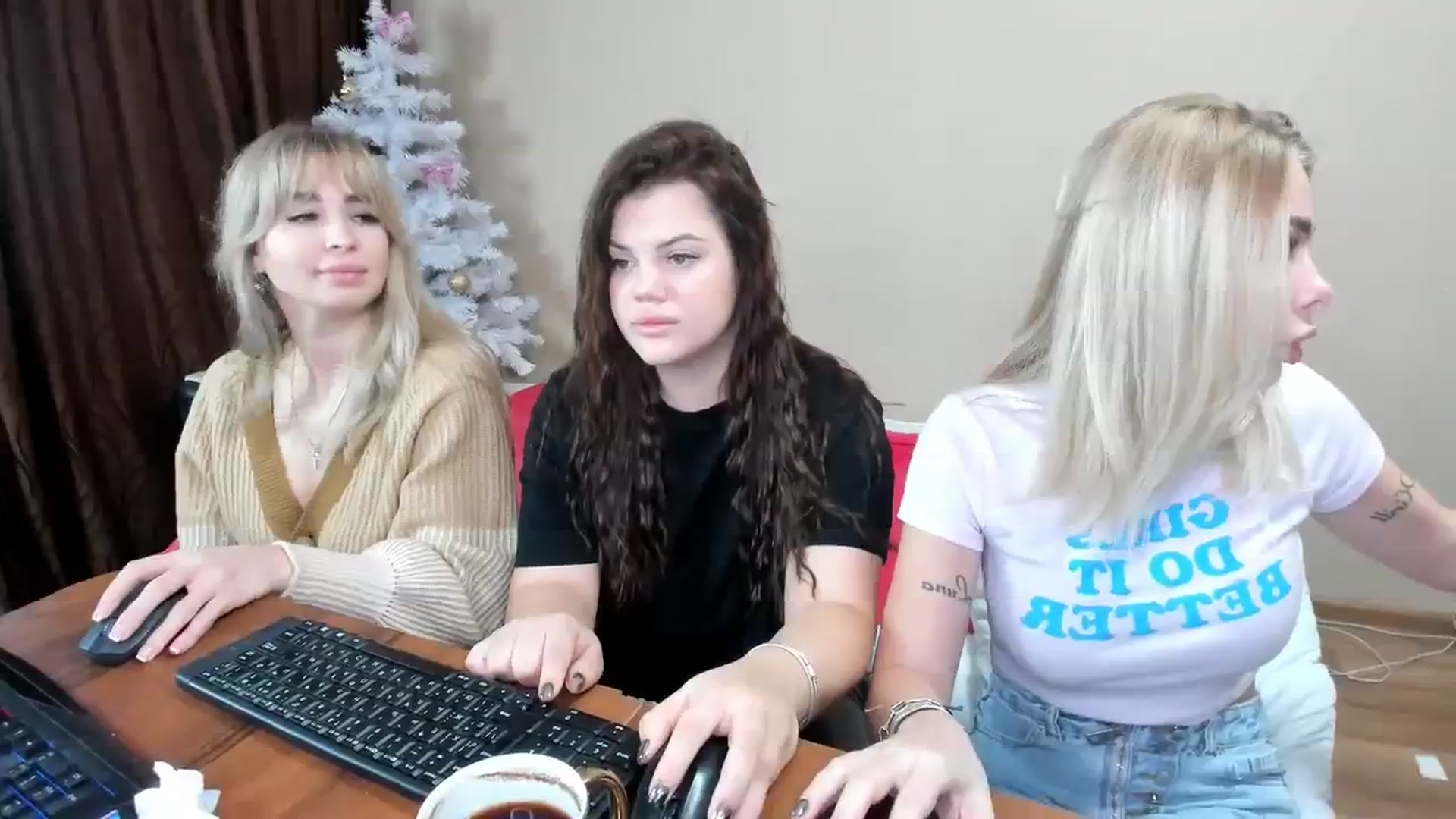 Gallery image thumbnail from YourPupsik's myfreecams stream on, 12/31/2023, 09:23 image 8 of 20