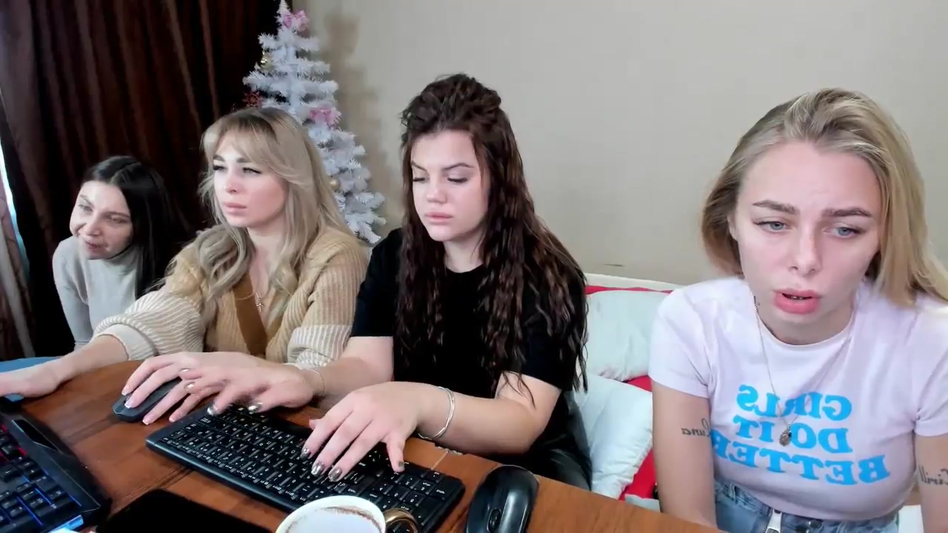 Gallery image thumbnail from YourPupsik's myfreecams stream on, 12/31/2023, 09:45 image 10 of 20