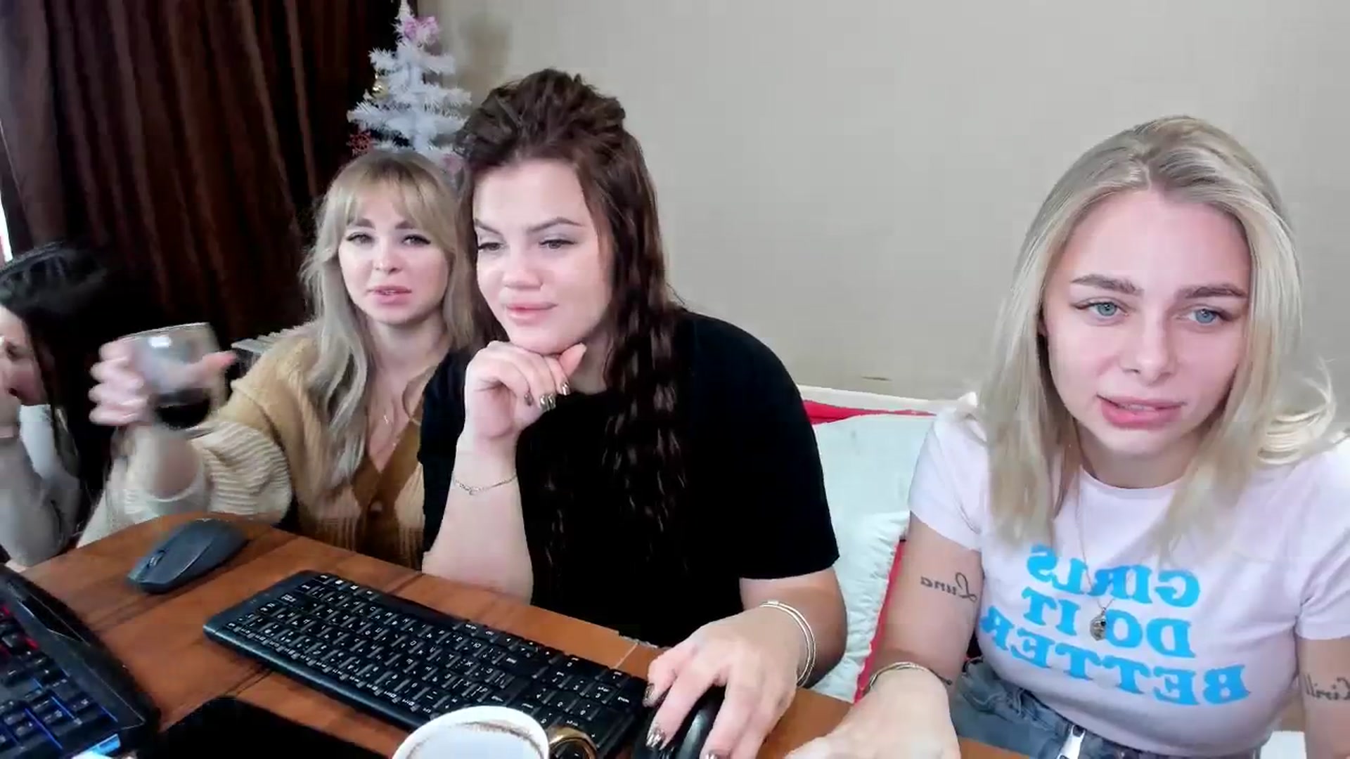 Gallery image thumbnail from YourPupsik's myfreecams stream on, 12/31/2023, 09:45 image 18 of 20