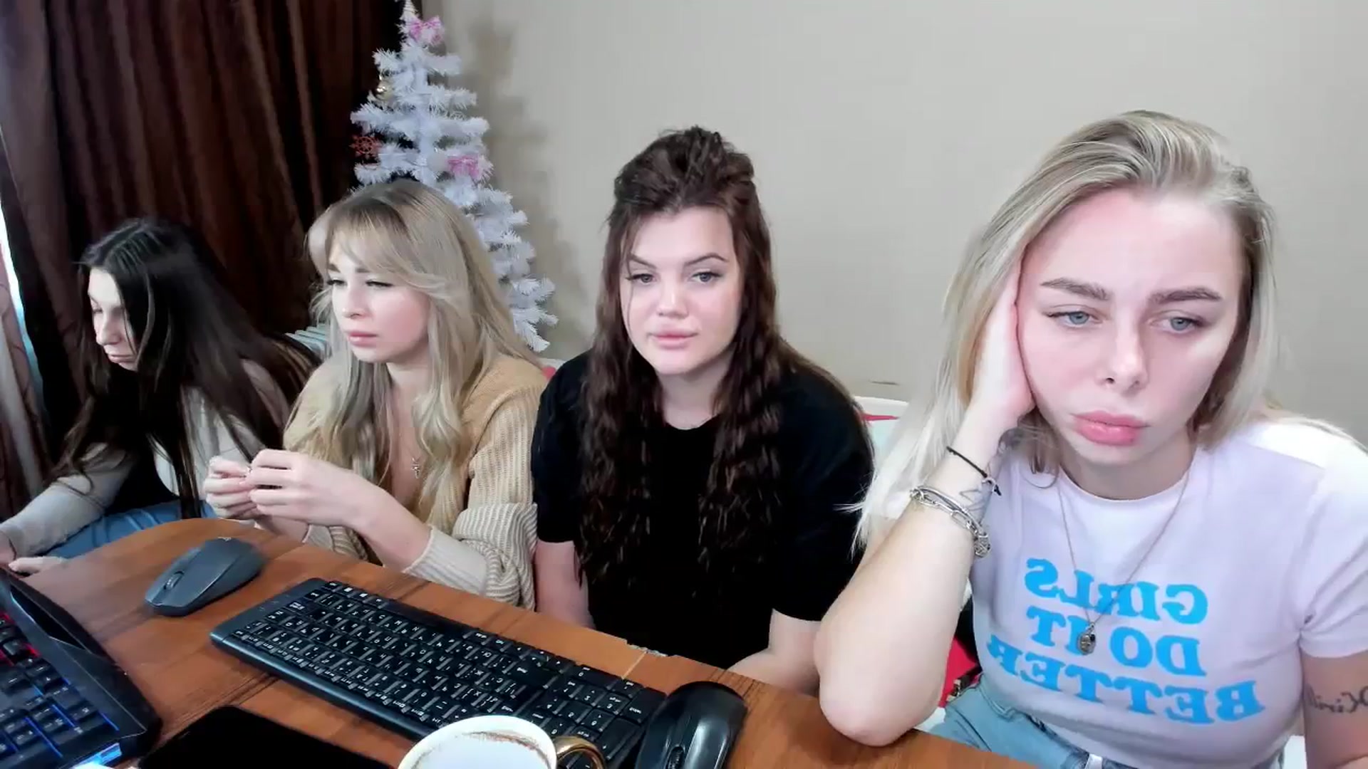 Gallery image thumbnail from YourPupsik's myfreecams stream on, 12/31/2023, 09:45 image 16 of 20