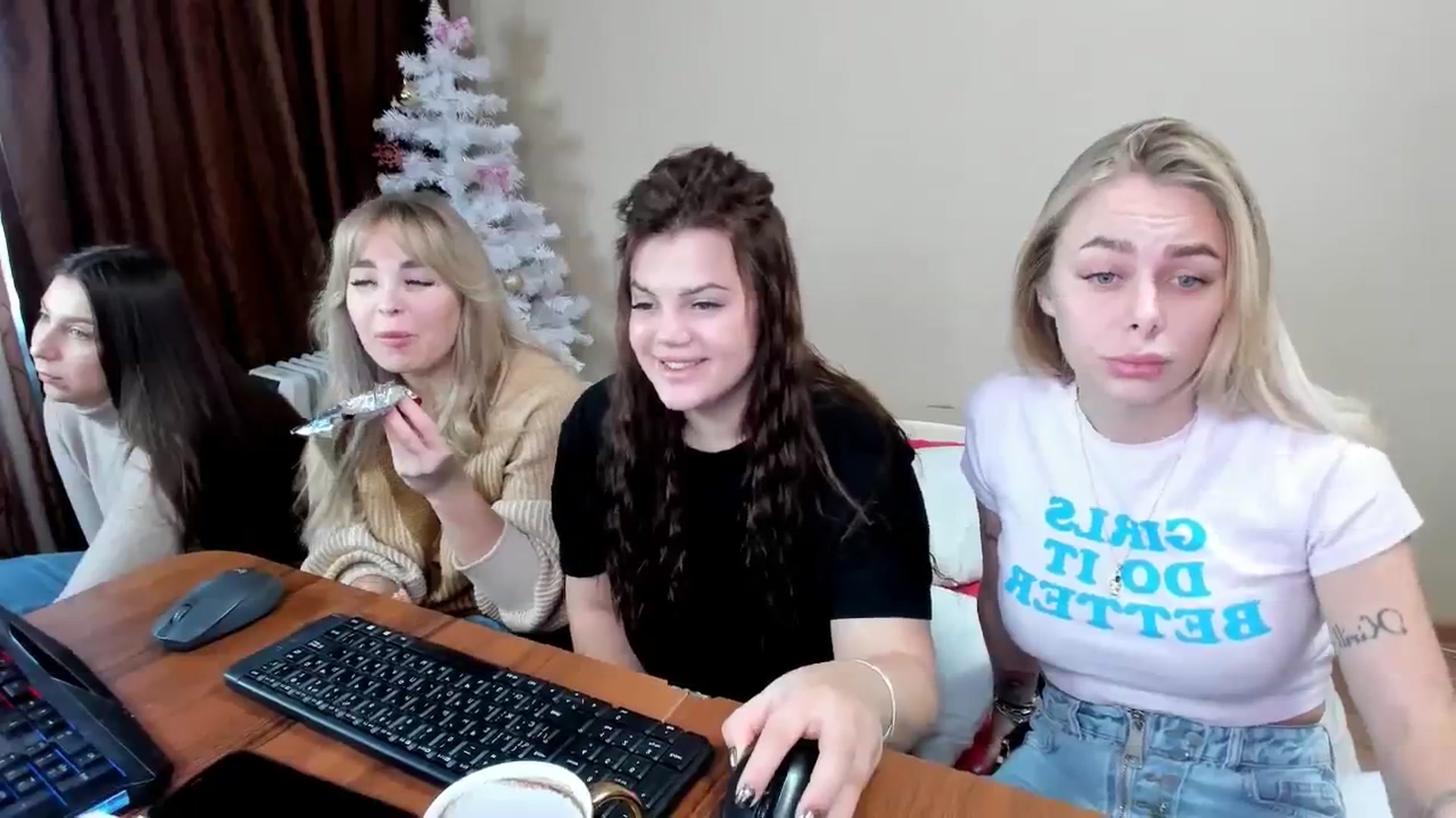 Gallery image thumbnail from YourPupsik's myfreecams stream on, 12/31/2023, 09:45 image 11 of 20