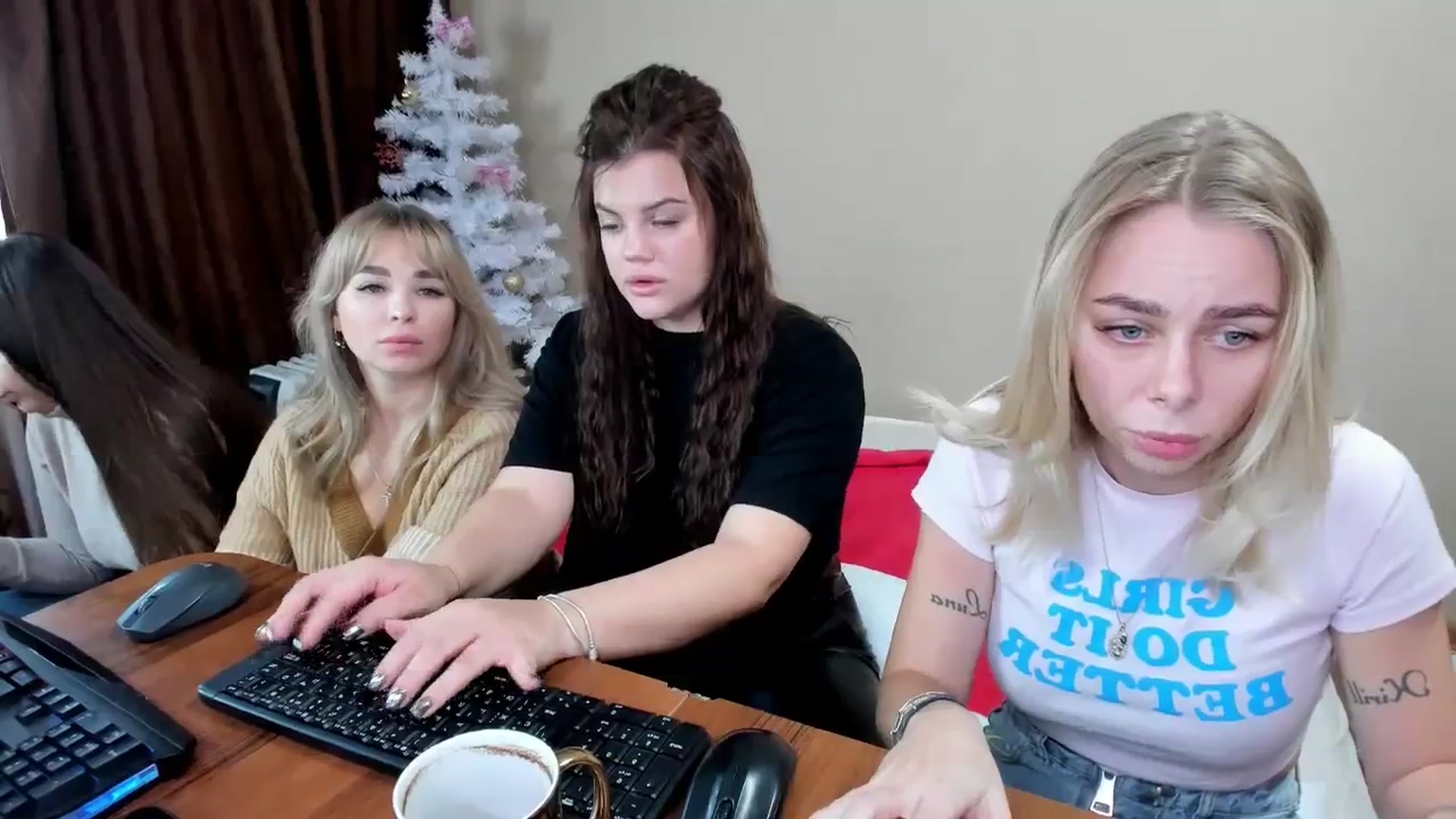 Gallery image thumbnail from YourPupsik's myfreecams stream on, 12/31/2023, 11:08 image 4 of 20