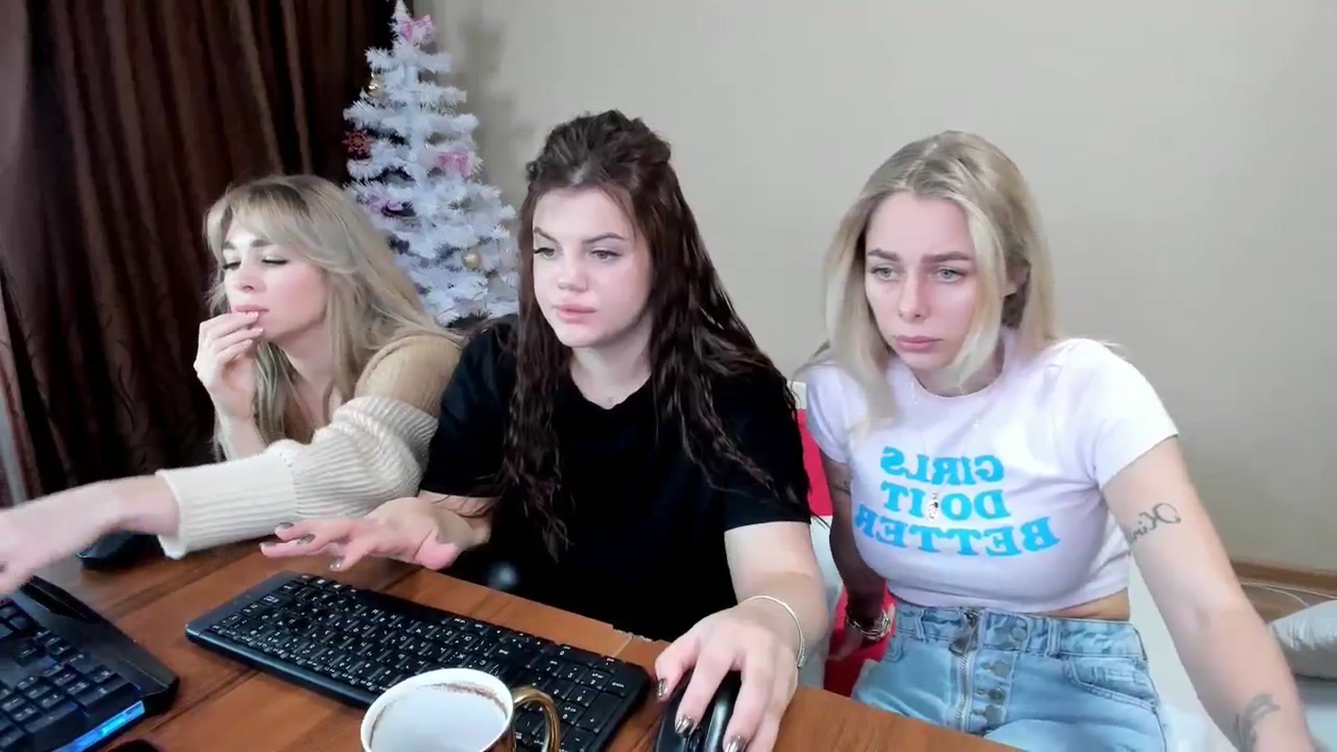 Gallery image thumbnail from YourPupsik's myfreecams stream on, 12/31/2023, 11:08 image 6 of 20