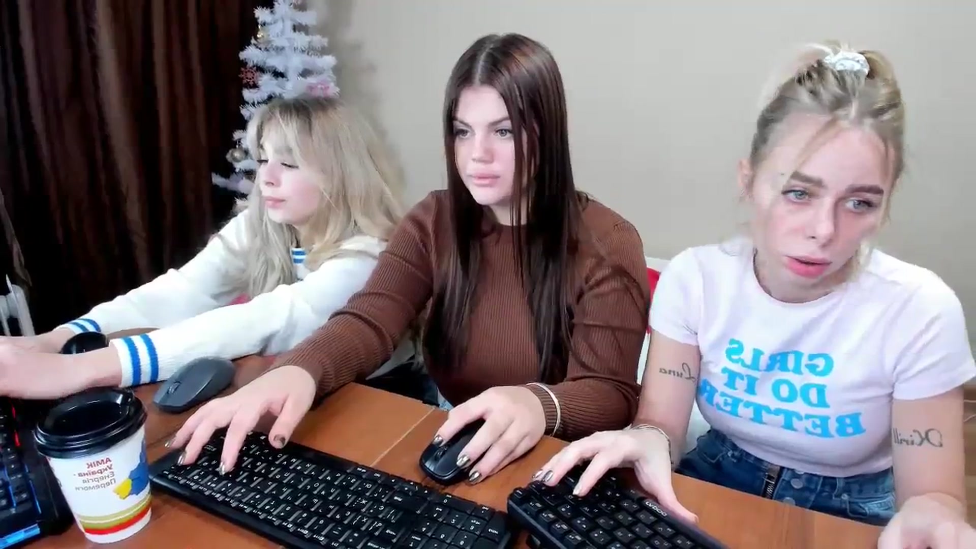 Gallery image thumbnail from YourPupsik's myfreecams stream on, 01/02/2024, 10:21 image 16 of 20