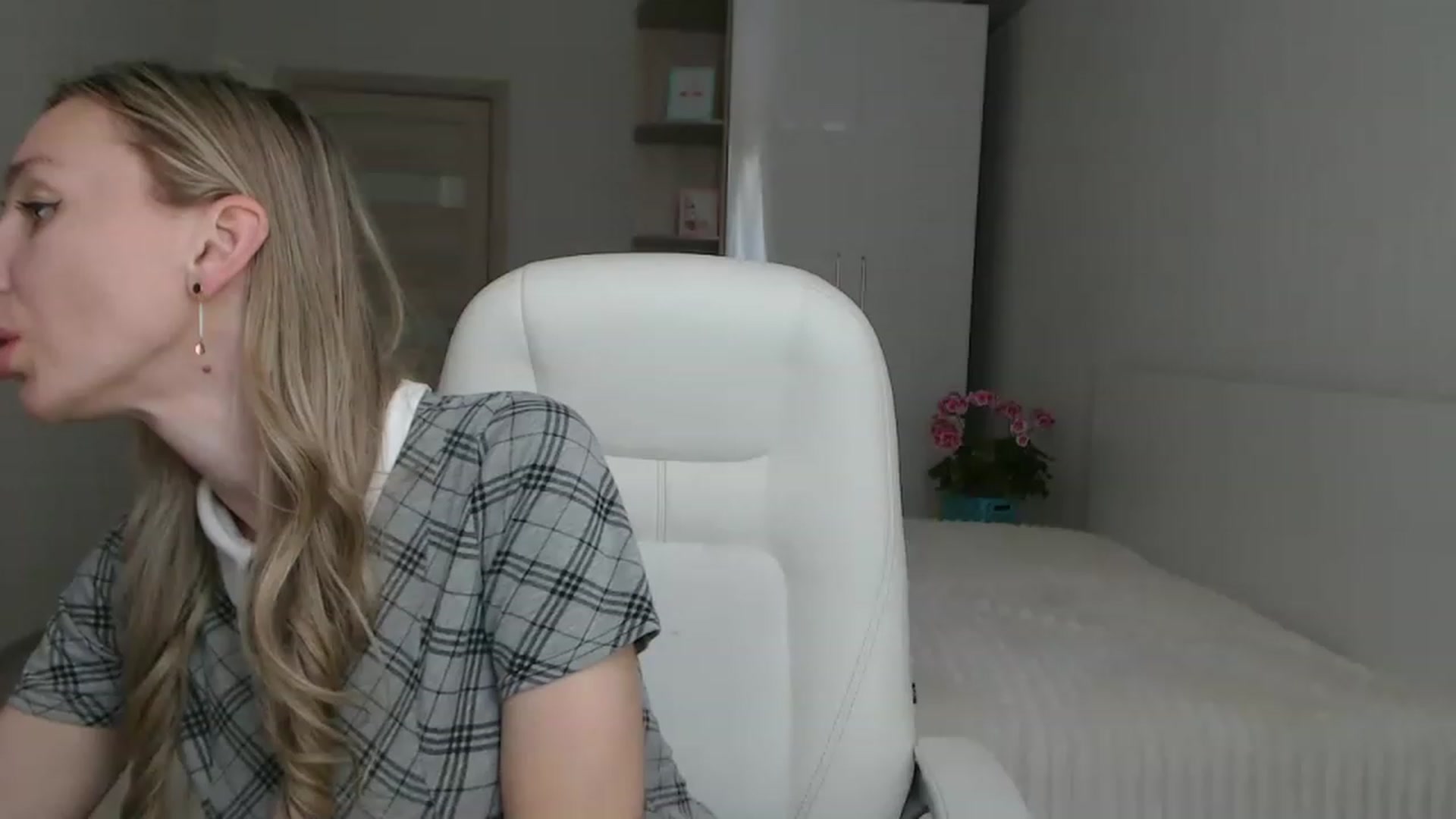 Gallery image thumbnail from YourSexyMilaX's myfreecams stream on, 05/03/2023, 10:34 image 8 of 20