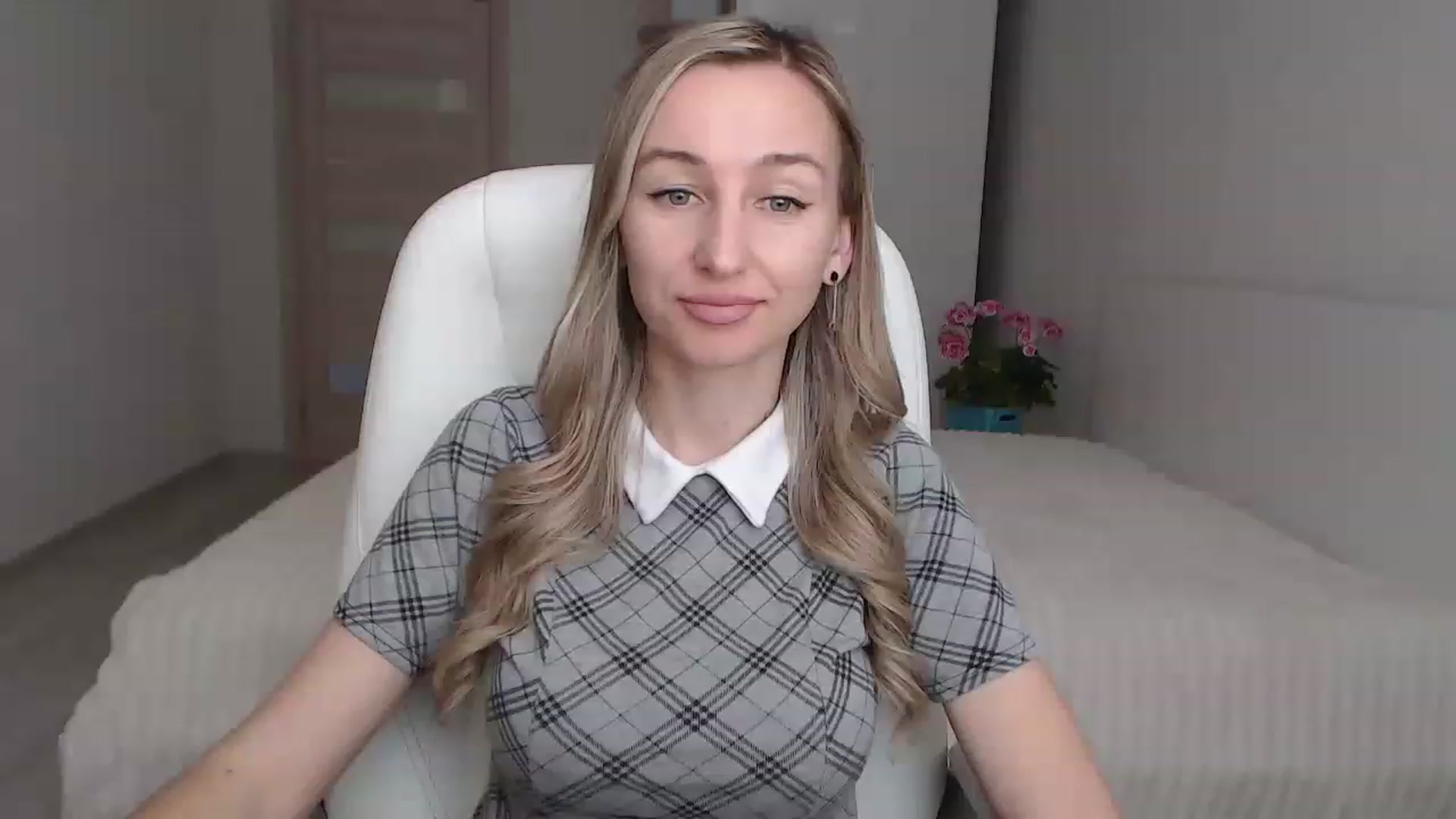 Gallery image thumbnail from YourSexyMilaX's myfreecams stream on, 05/03/2023, 10:34 image 17 of 20