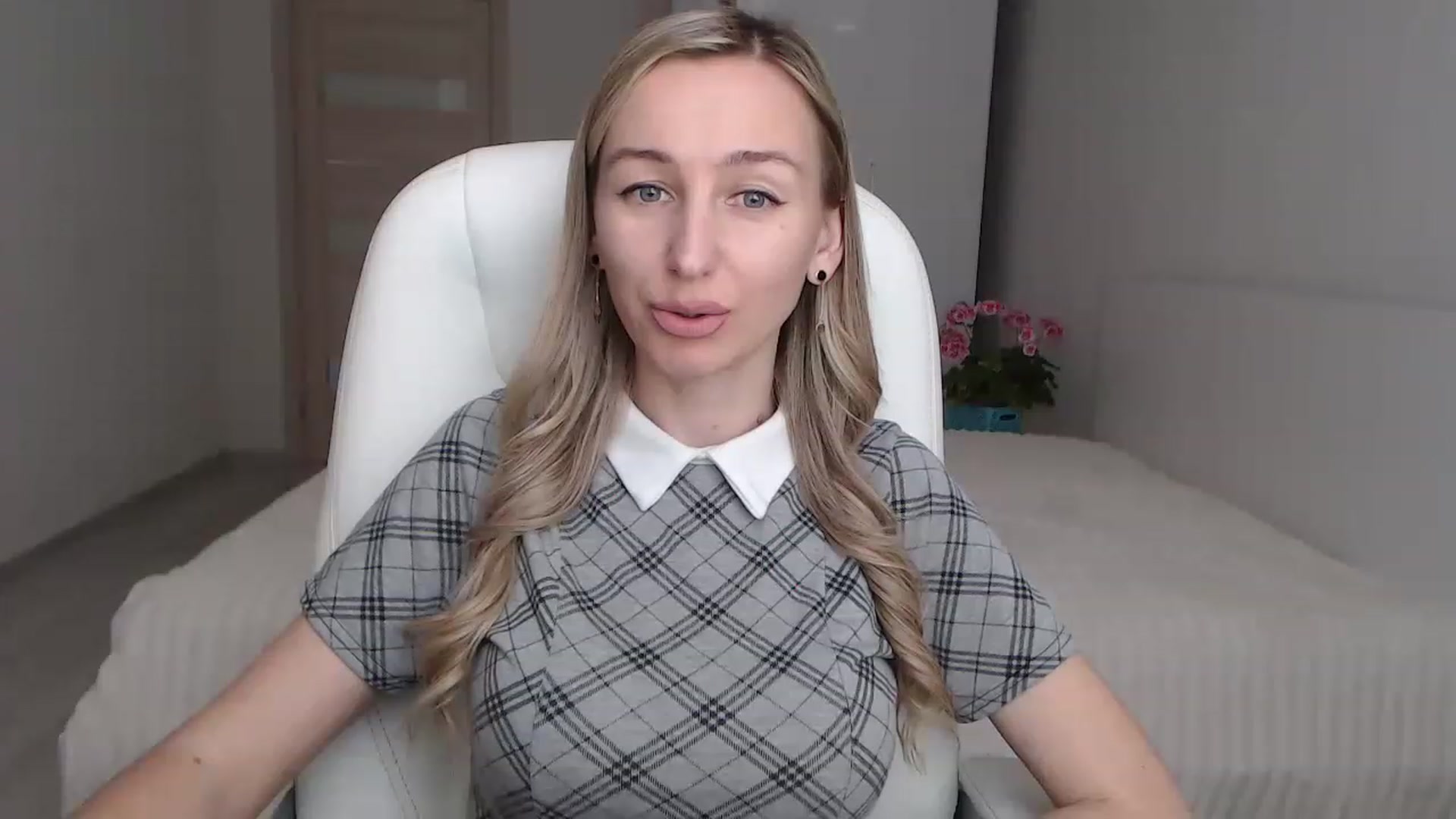 Gallery image thumbnail from YourSexyMilaX's myfreecams stream on, 05/03/2023, 10:34 image 14 of 20