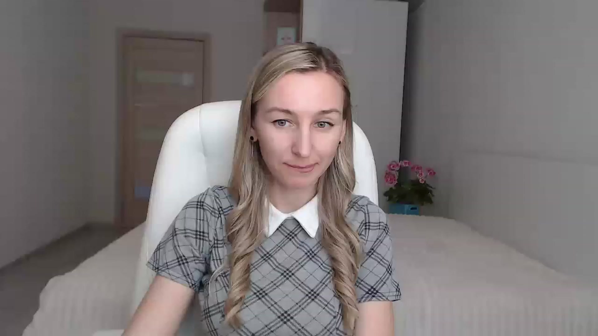 Gallery image thumbnail from YourSexyMilaX's myfreecams stream on, 05/03/2023, 10:34 image 9 of 20