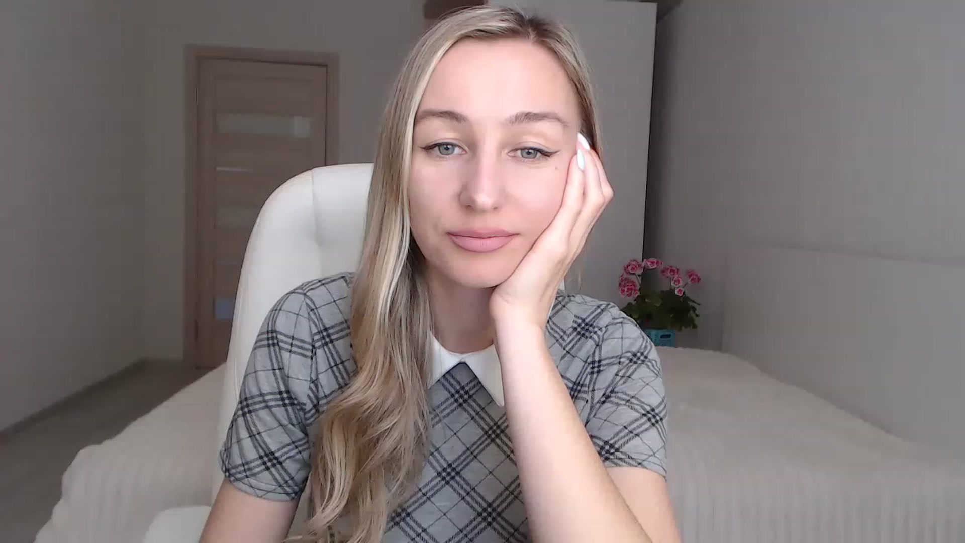 Gallery image thumbnail from YourSexyMilaX's myfreecams stream on, 05/03/2023, 10:34 image 1 of 20