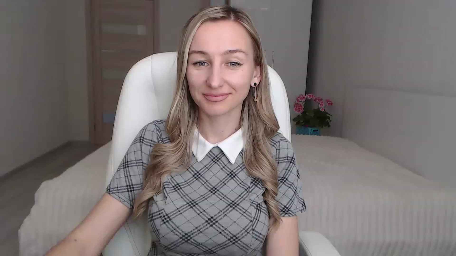 Gallery image thumbnail from YourSexyMilaX's myfreecams stream on, 05/03/2023, 10:34 image 18 of 20