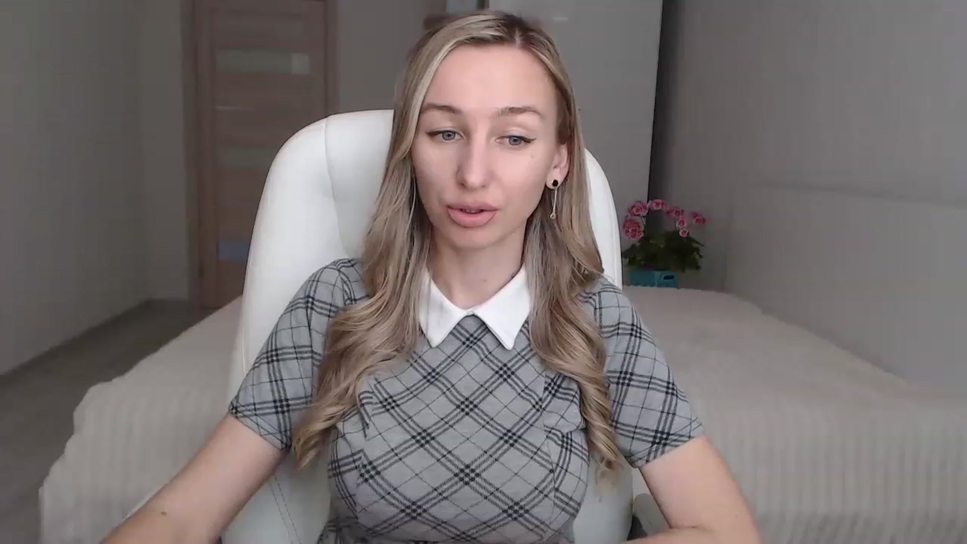 Gallery image thumbnail from YourSexyMilaX's myfreecams stream on, 05/03/2023, 10:34 image 16 of 20