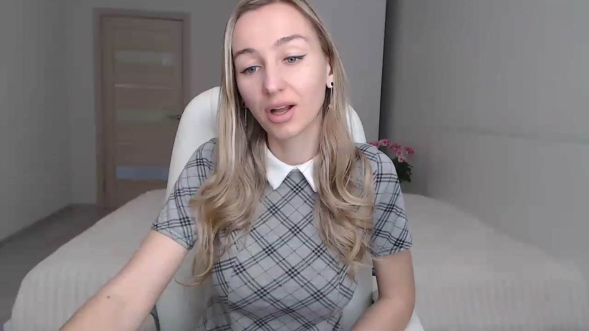 Gallery image thumbnail from YourSexyMilaX's myfreecams stream on, 05/04/2023, 08:04 image 2 of 20