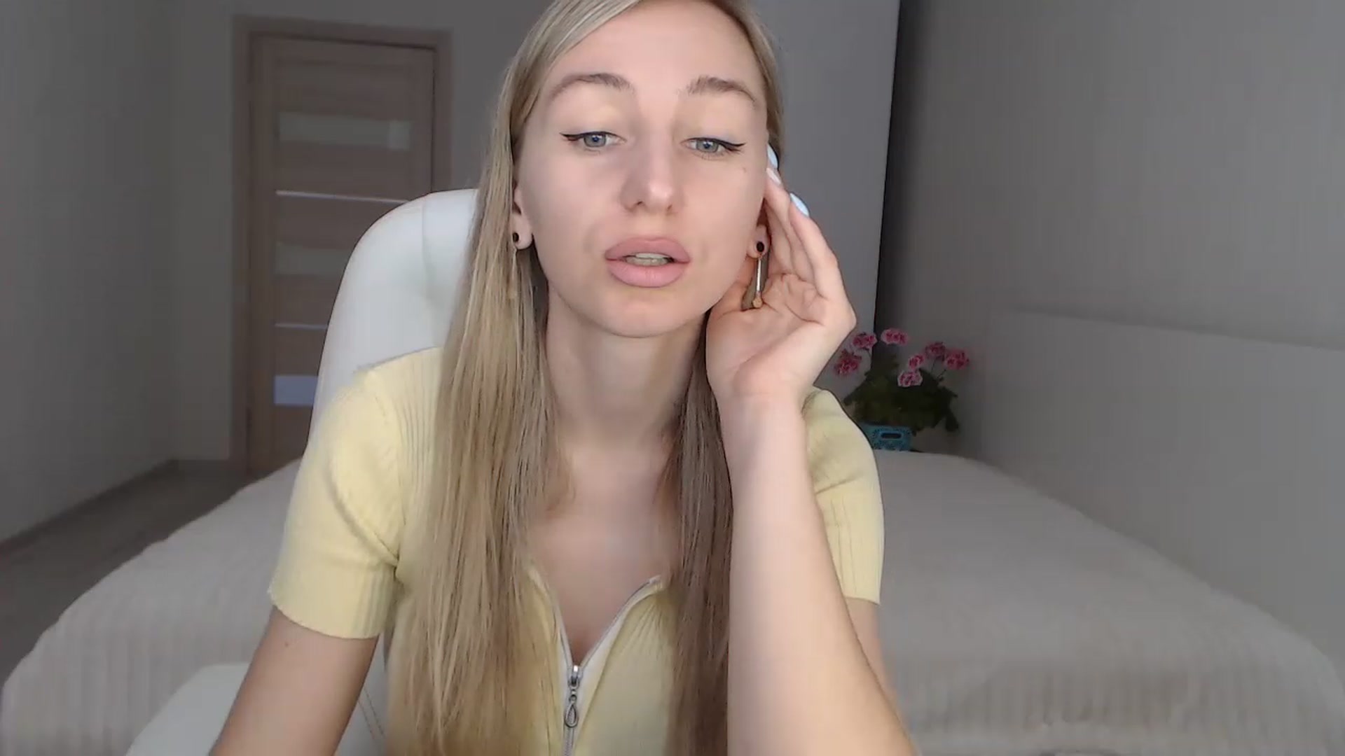 Gallery image thumbnail from YourSexyMilaX's myfreecams stream on, 05/05/2023, 08:14 image 11 of 20