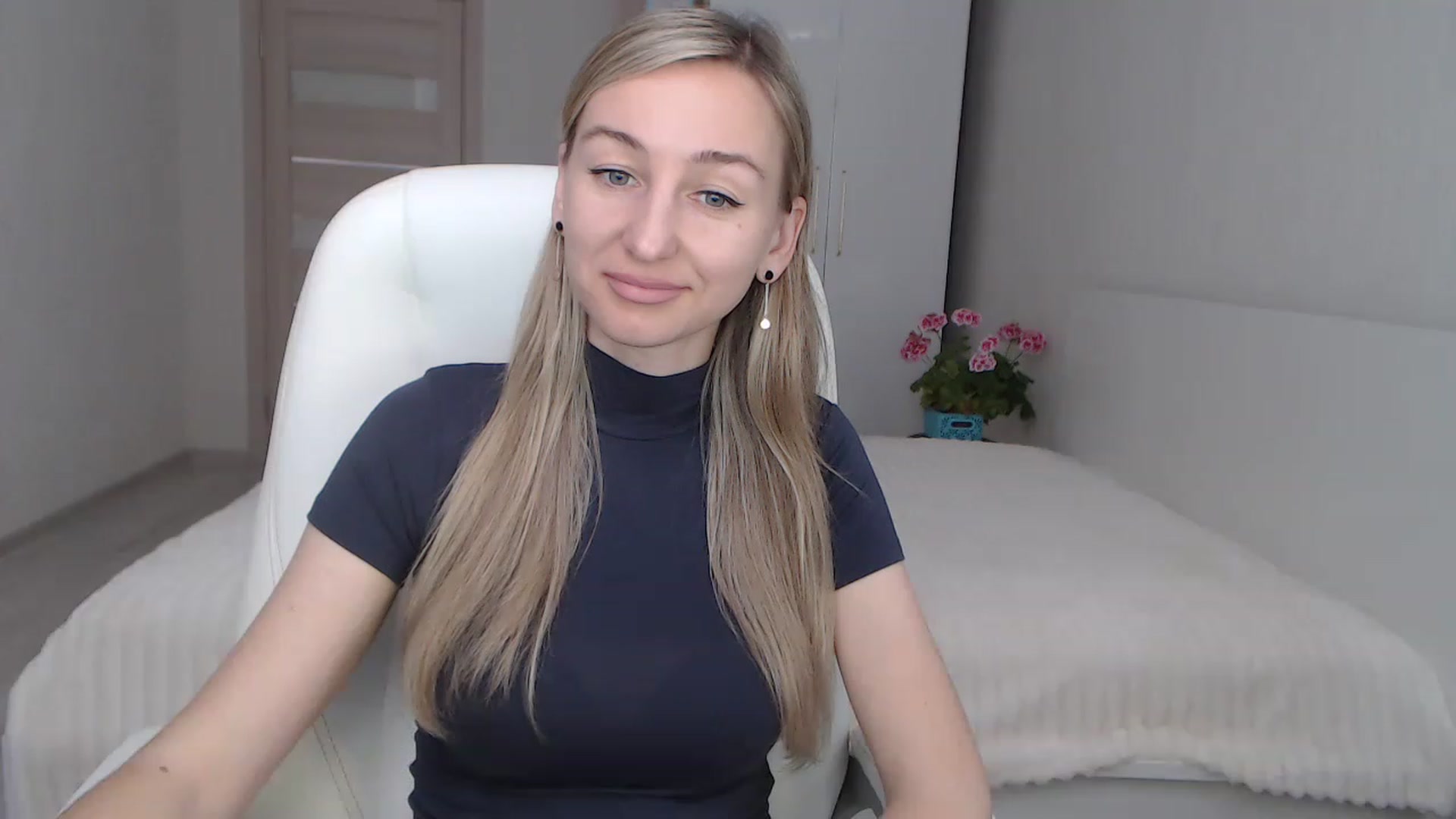 Gallery image thumbnail from YourSexyMilaX's myfreecams stream on, 05/05/2023, 08:14 image 17 of 20