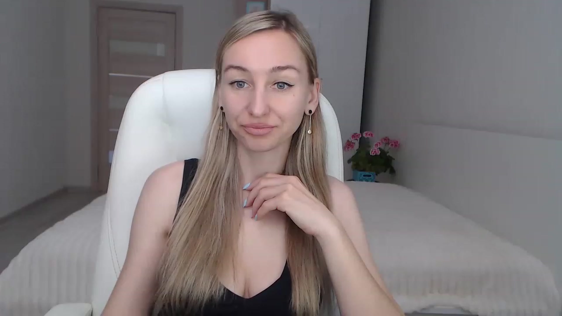 Gallery image thumbnail from YourSexyMilaX's myfreecams stream on, 05/05/2023, 08:14 image 8 of 20