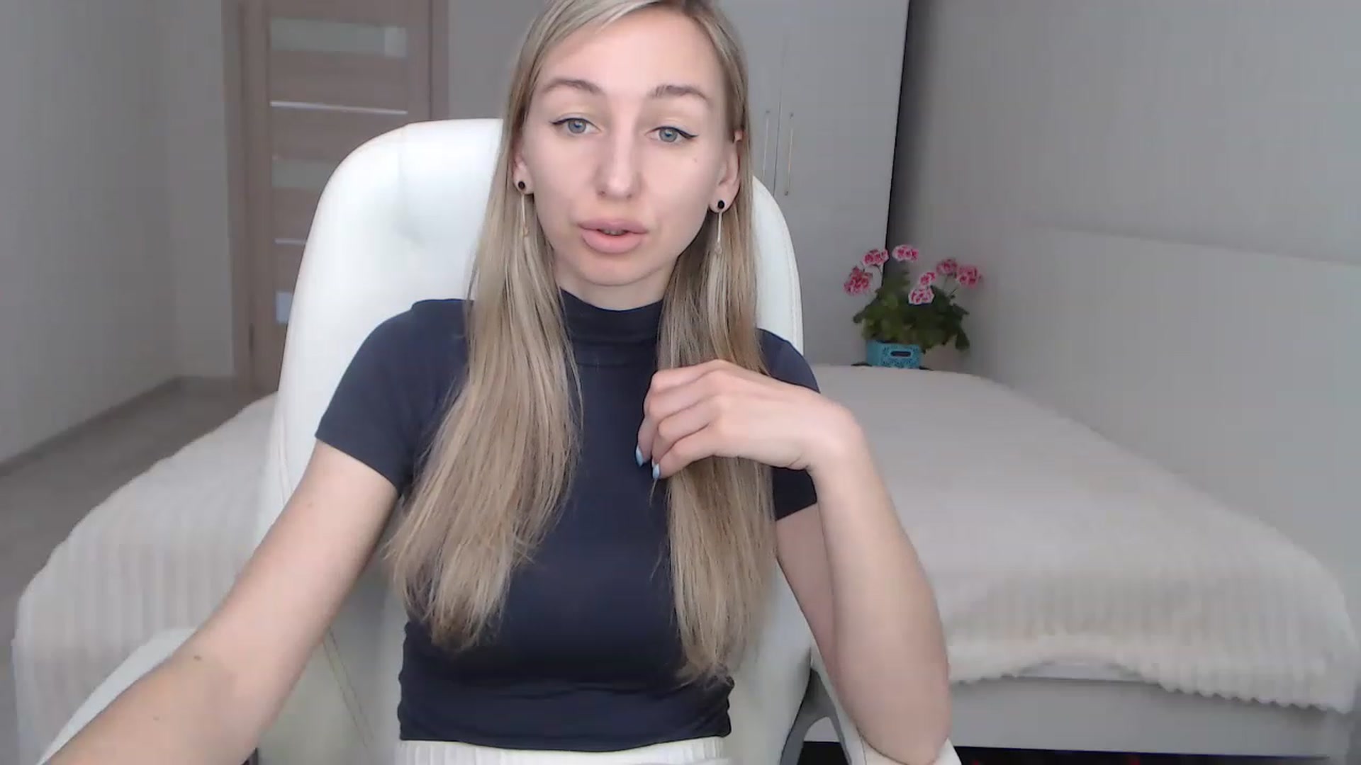 Gallery image thumbnail from YourSexyMilaX's myfreecams stream on, 05/05/2023, 08:14 image 15 of 20