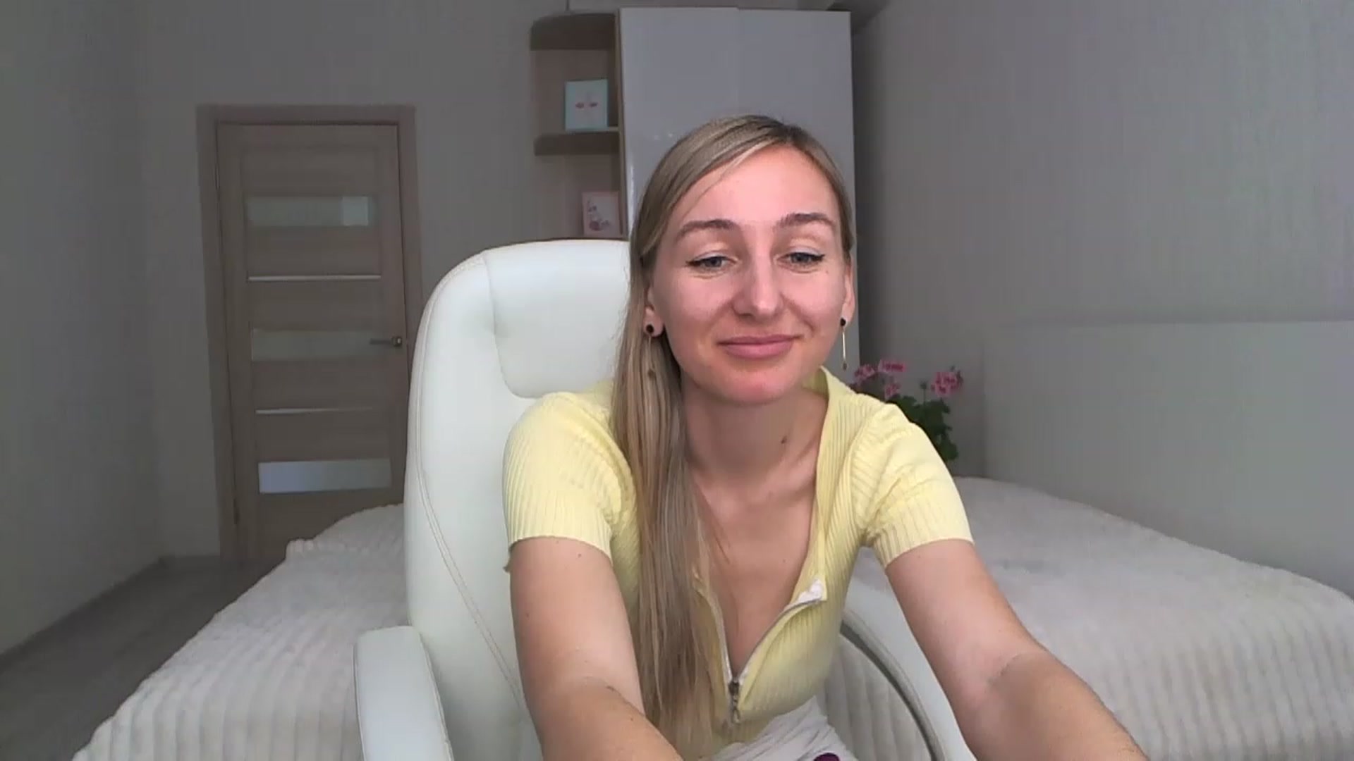 Gallery image thumbnail from YourSexyMilaX's myfreecams stream on, 05/07/2023, 10:46 image 6 of 20
