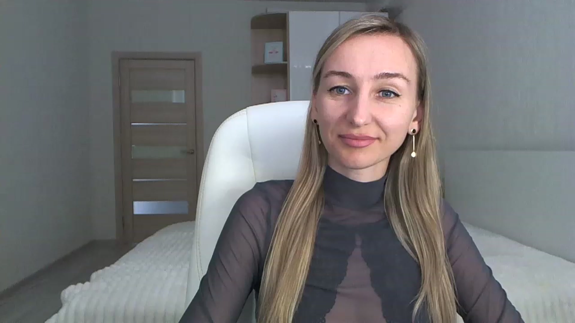 Gallery image thumbnail from YourSexyMilaX's myfreecams stream on, 05/13/2023, 12:17 image 4 of 20
