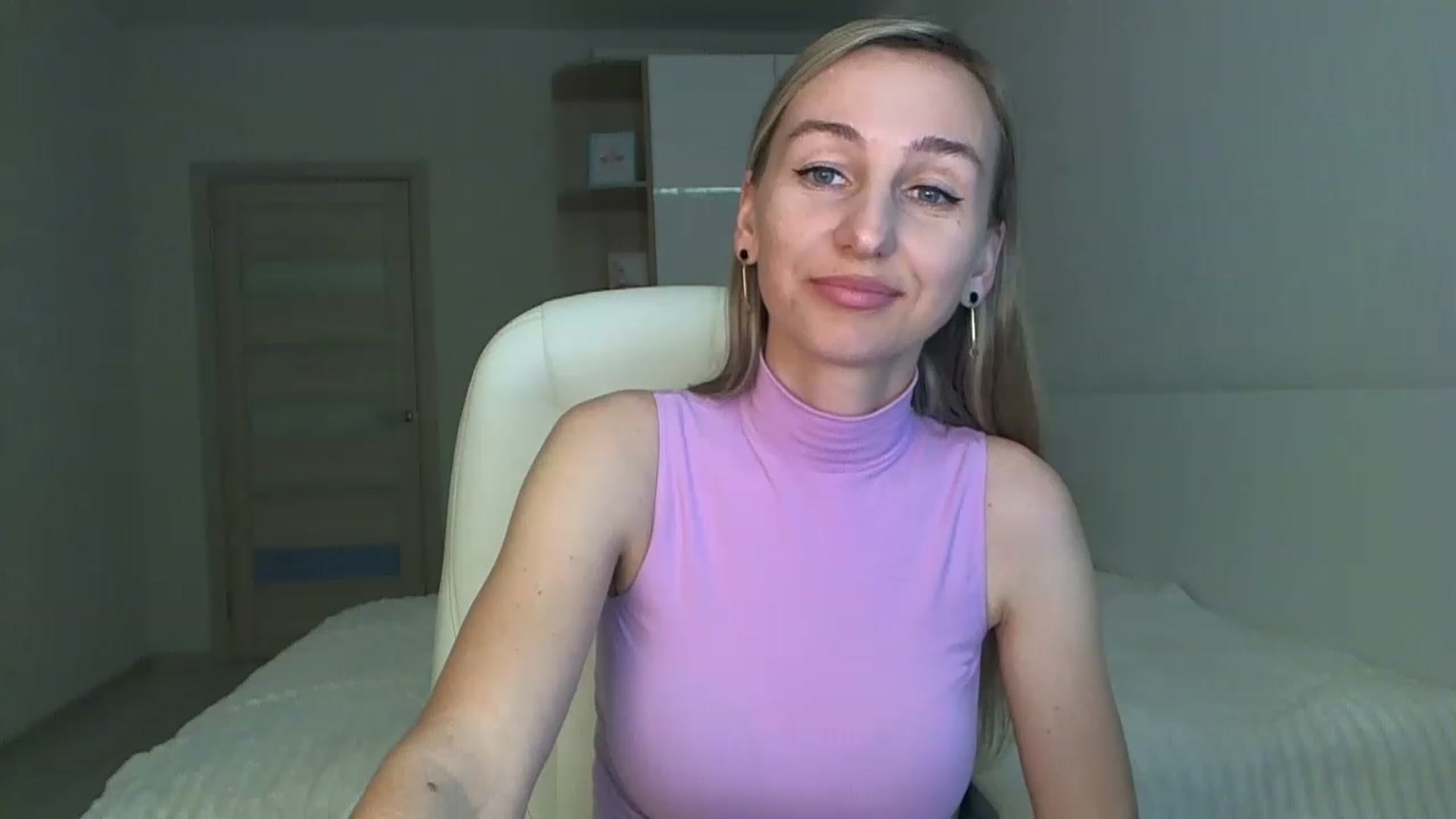 Gallery image thumbnail from YourSexyMilaX's myfreecams stream on, 05/13/2023, 17:04 image 5 of 20