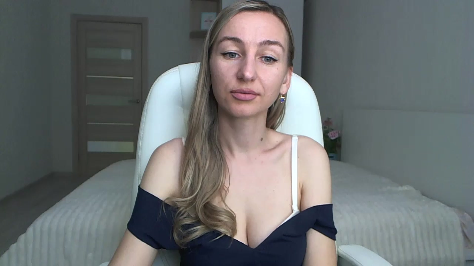Gallery image thumbnail from YourSexyMilaX's myfreecams stream on, 05/15/2023, 08:45 image 19 of 20