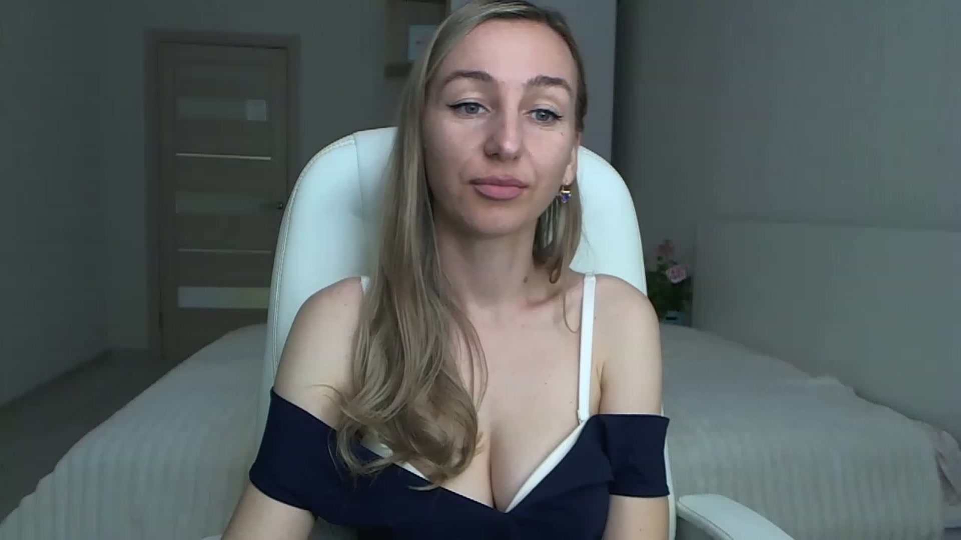 Gallery image thumbnail from YourSexyMilaX's myfreecams stream on, 05/15/2023, 08:45 image 17 of 20