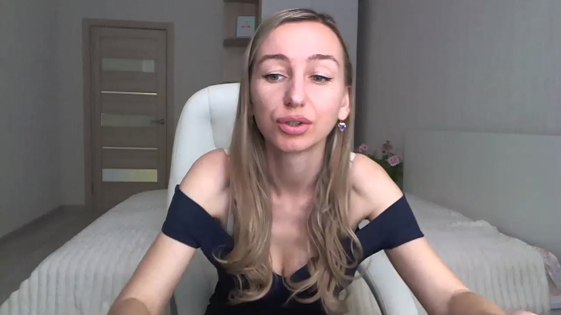 Gallery image thumbnail from YourSexyMilaX's myfreecams stream on, 05/15/2023, 08:45 image 3 of 20