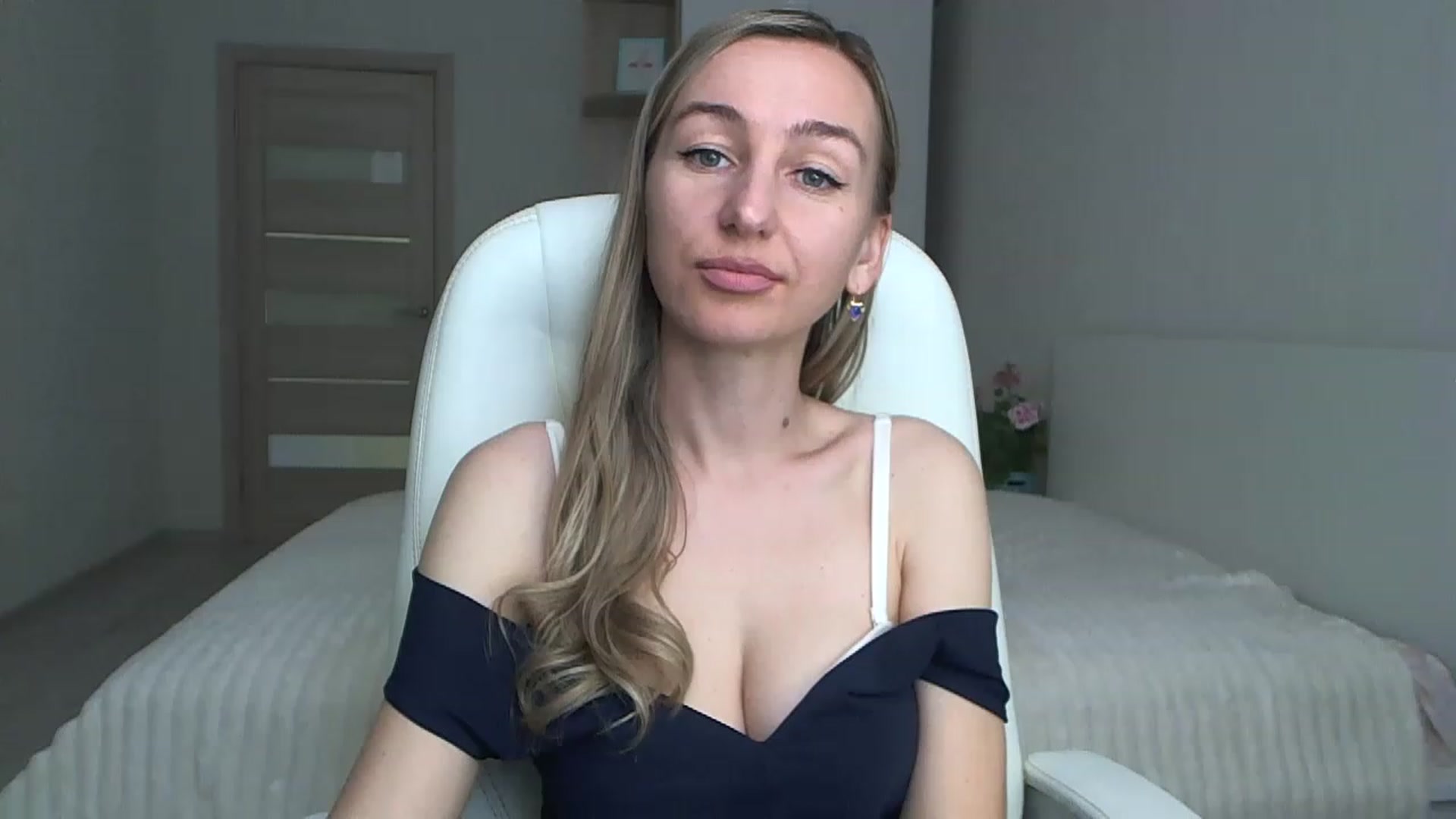 Gallery image thumbnail from YourSexyMilaX's myfreecams stream on, 05/15/2023, 08:45 image 18 of 20