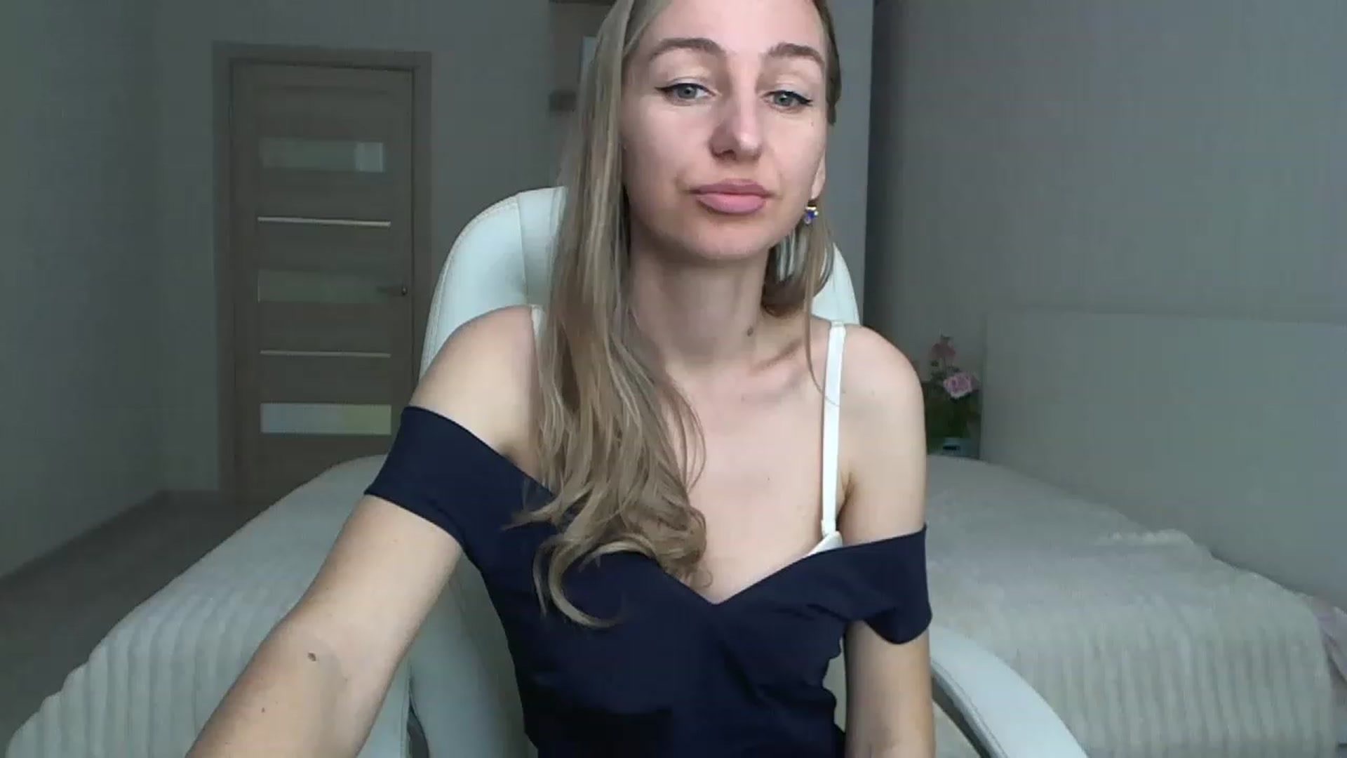 Gallery image thumbnail from YourSexyMilaX's myfreecams stream on, 05/15/2023, 08:45 image 14 of 20