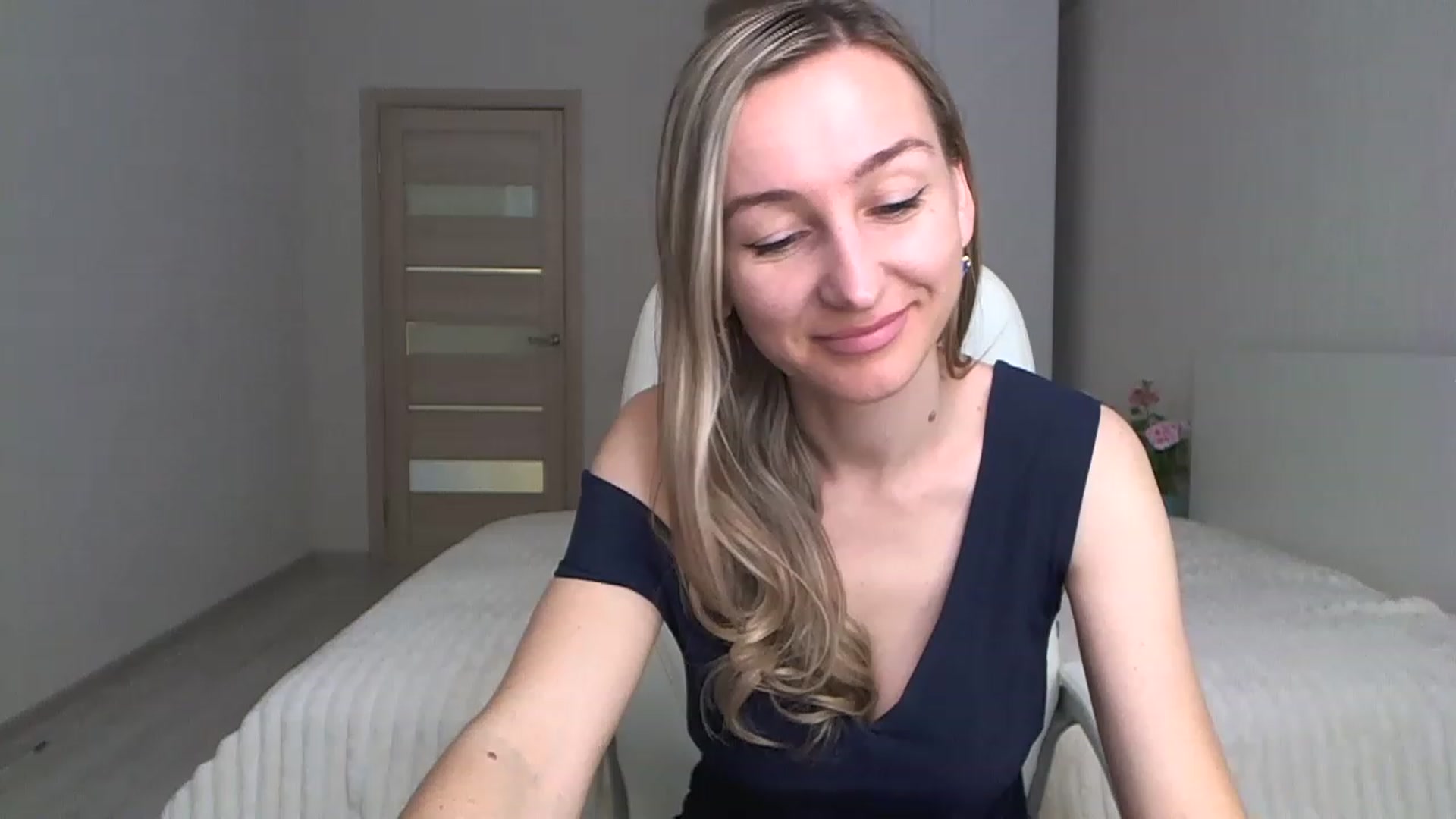 Gallery image thumbnail from YourSexyMilaX's myfreecams stream on, 05/15/2023, 08:45 image 1 of 20