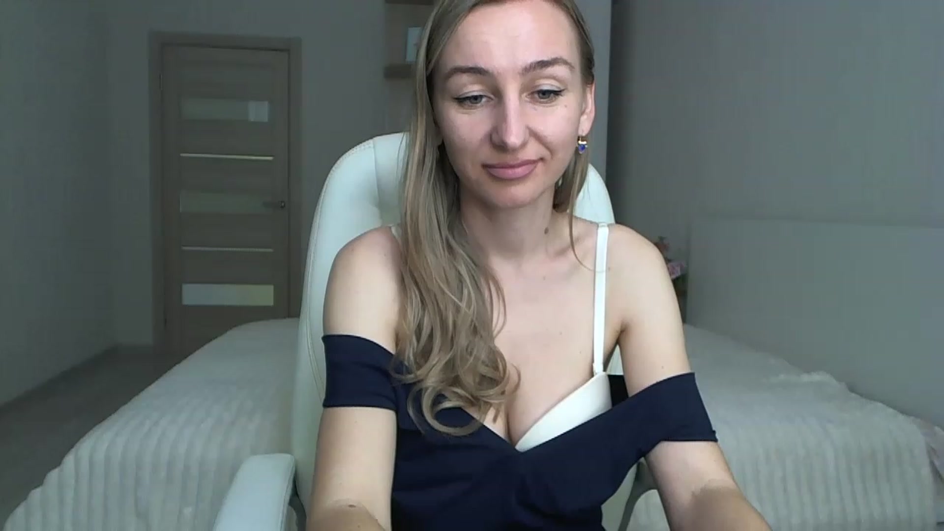 Gallery image thumbnail from YourSexyMilaX's myfreecams stream on, 05/15/2023, 08:45 image 13 of 20